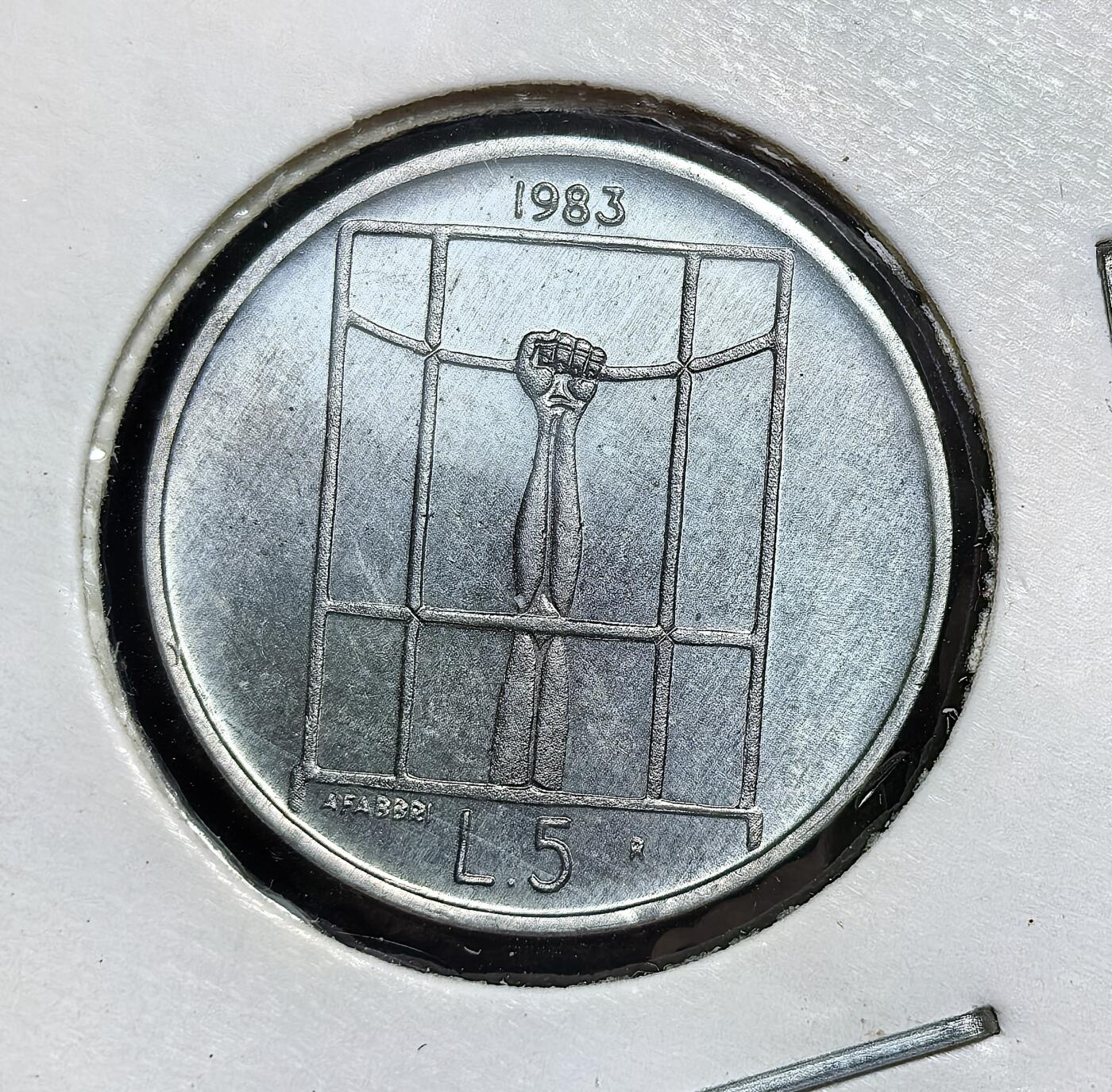 外国优质老铜币银币苏联纪念章，每周六晚九点倒数截拍，满百包邮可寄存，持续收拍 圣马力诺1983年反战5里拉纪念币，属于 “核战争威胁” 系列，由阿杰诺雷・法布里雕刻。正面为国徽与 “自由” 格言，背面握拳破窗图案，象征对核威胁的反抗与对自由的追寻，使用里拉货币，后被欧元取代。