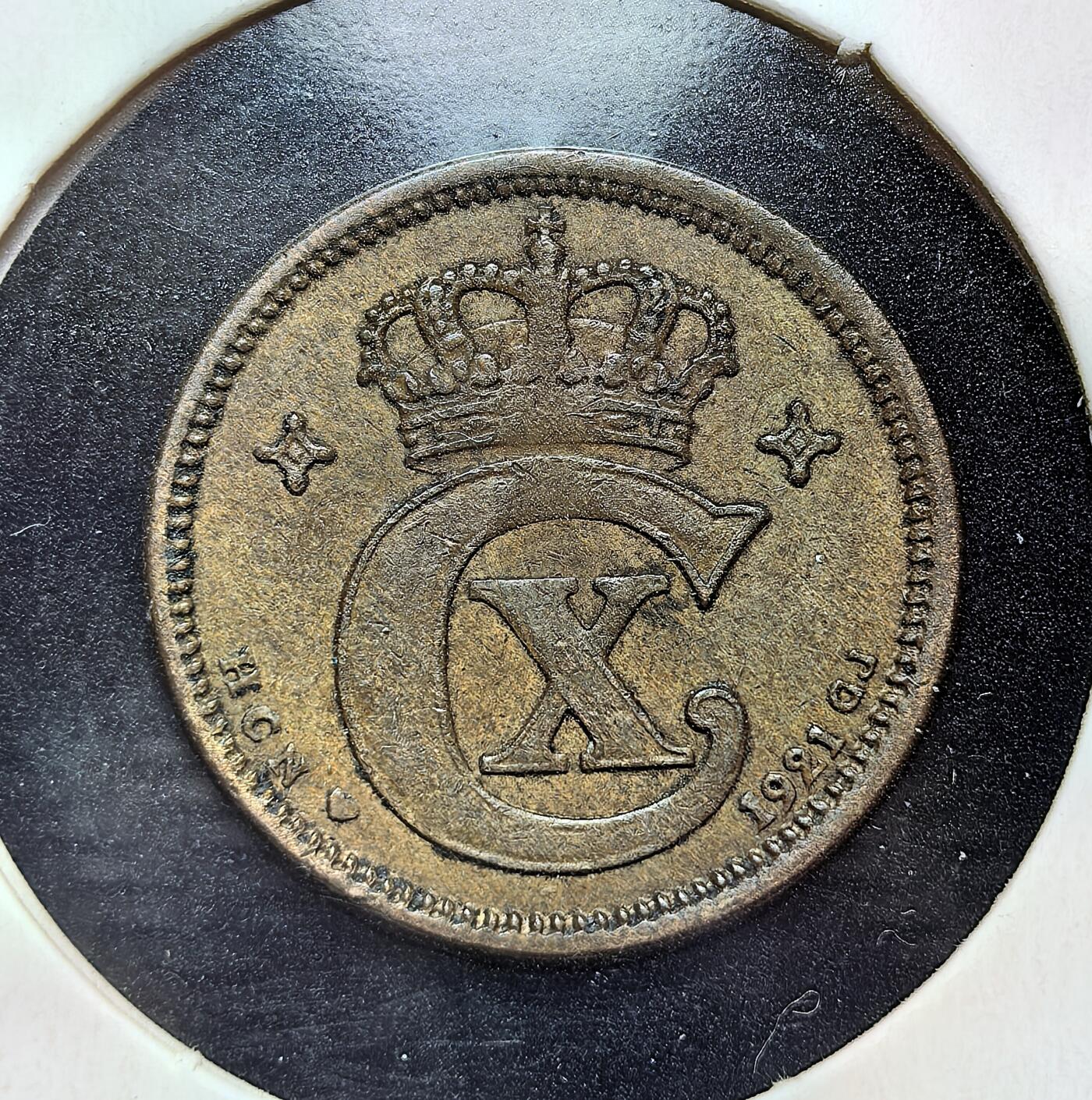 外国优质老铜币银币苏联纪念章，每周六晚九点倒数截拍，满百包邮可寄存，持续收拍 丹麦1921年1欧尔铜币，属克里斯蒂安十世时期。正面为国王花押与皇冠，背面是数字 “1” 及北欧旋涡纹饰，见证一战后丹麦货币体系稳定期，是早期丹麦克朗辅币代表。