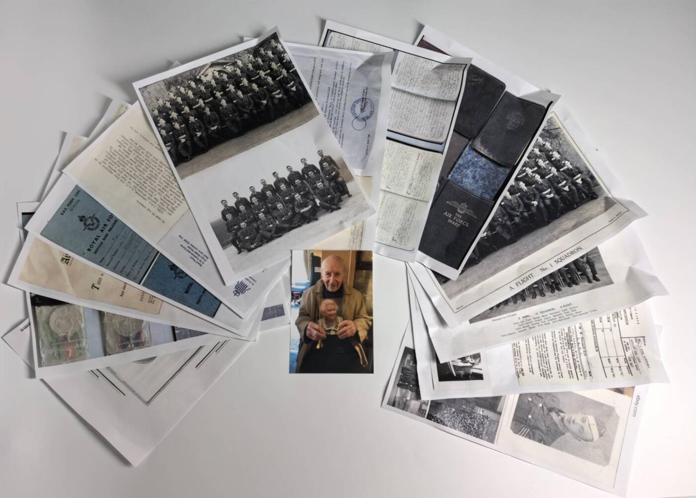 小驴勋章奖章收藏3月7日周六晚六点拍卖（珍爱和平，收藏战争，铭记历史，勿忘国耻，忠党爱国。有偿代拍，送拍规则在简介最后，参拍须阅读规则后再参拍，关系到运费包装发货时效真假辨别等关键信息，拍卖时不再发原图，看大图店主微信码在拍卖店铺介绍里） 二战皇家空军上尉套：皇家空军I.W.J．罗伯逊 空军上尉手捧伊丽莎白相框的照片和A4彩印的其遗物归总