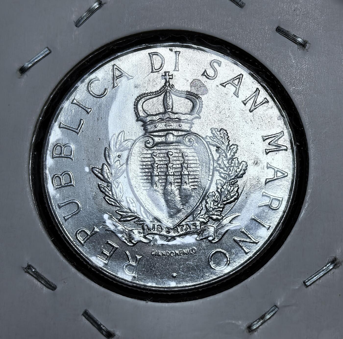 外国优质老铜币银币苏联纪念章，每周六晚九点倒数截拍，满百包邮可寄存，持续收拍 圣马力诺1987年100里拉。圣马力诺长期使用里拉作为货币，此币正面为其国徽，背面是象征和平的橄榄枝，彼时它与意大利里拉挂钩，流通至 2002 年欧元启用后退出。