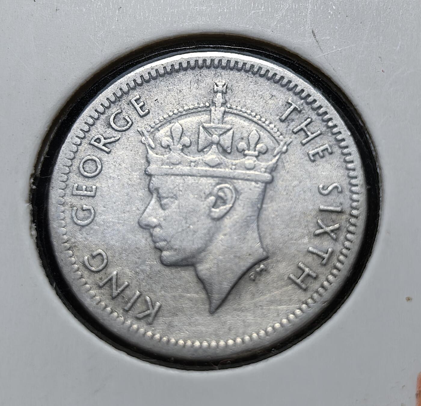 外国优质老铜币银币苏联纪念章，每周六晚九点倒数截拍，满百包邮可寄存，持续收拍 南罗得西亚1952年三支长矛3便士，属英国殖民时期货币，正面为英王乔治六世头像，背面是象征当地文化的三支长矛。1953 年南罗得西亚并入中非联邦，此币为该系列最后发行年份，见证殖民向现代津巴布韦过渡的节点。