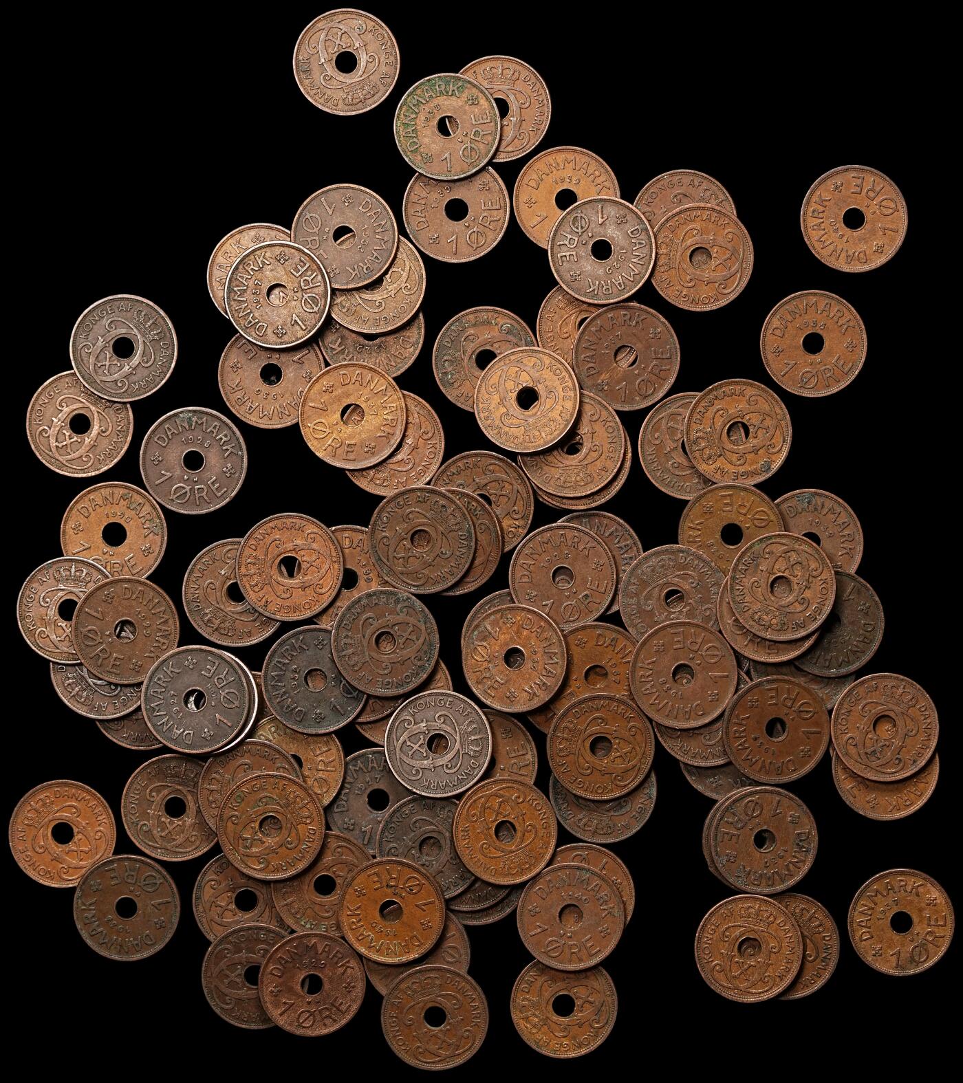 修遠堂世界钱币第106期，请看参拍说明 丹麦中孔1欧尔铜币99枚，1927-1940年