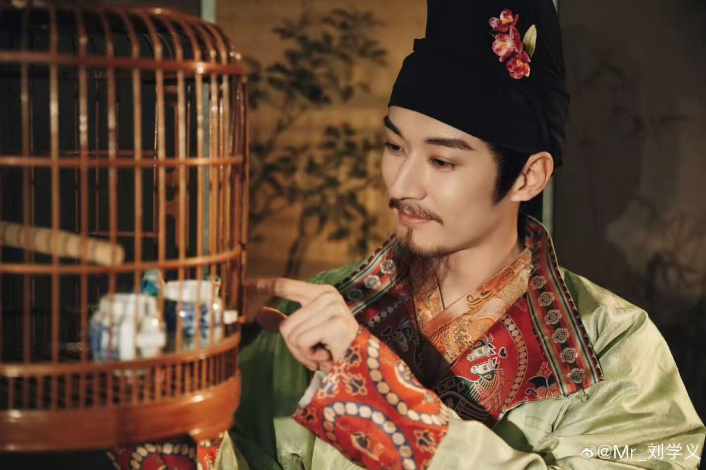 零元拍：雪映丹红，诗魂永铸。2026马年春晚《贺花神》冬月山茶花神刘学义亲签山茶春帖。