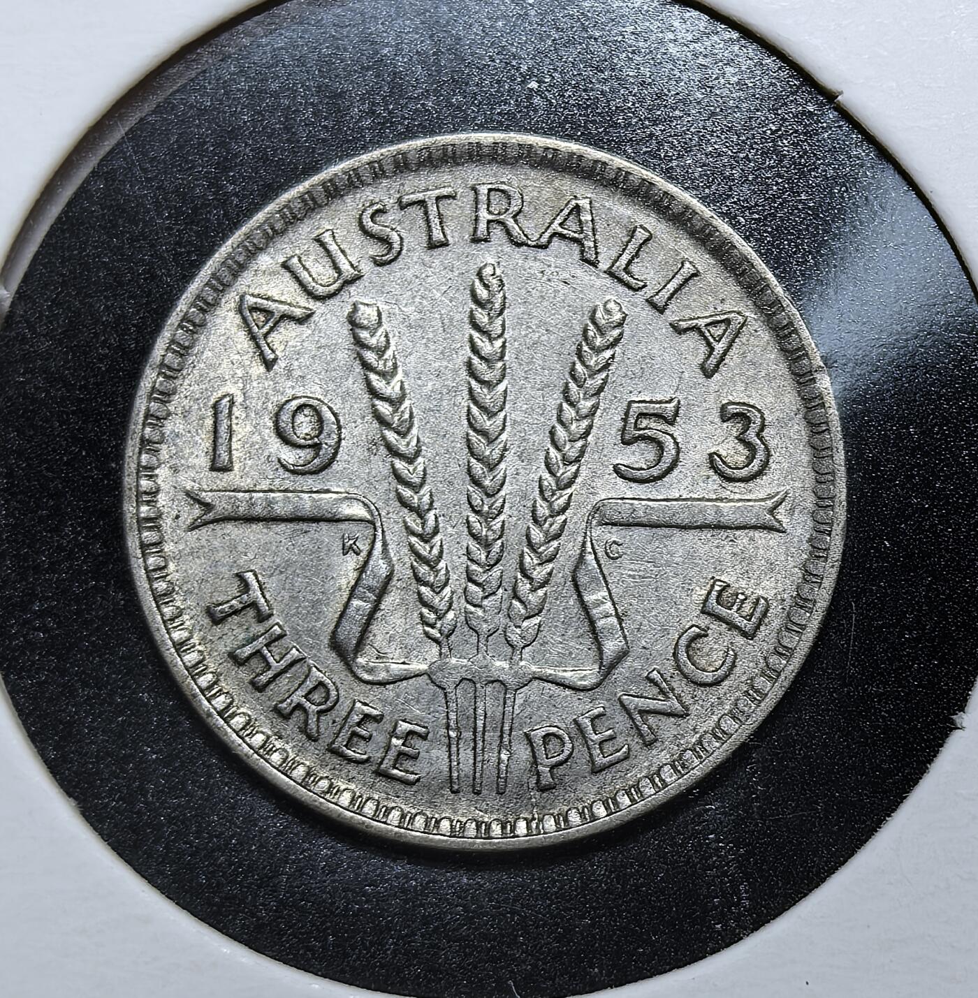 外国优质老铜币银币苏联纪念章，每周六晚九点倒数截拍，满百包邮可寄存，持续收拍 澳大利亚1953年3便士银币，为伊丽莎白二世登基后首批发行的该面值硬币，背面麦穗象征澳农业核心，正面为女王早期肖像，属十进制前流通币，1966 年澳币改革后逐步退出流通。
