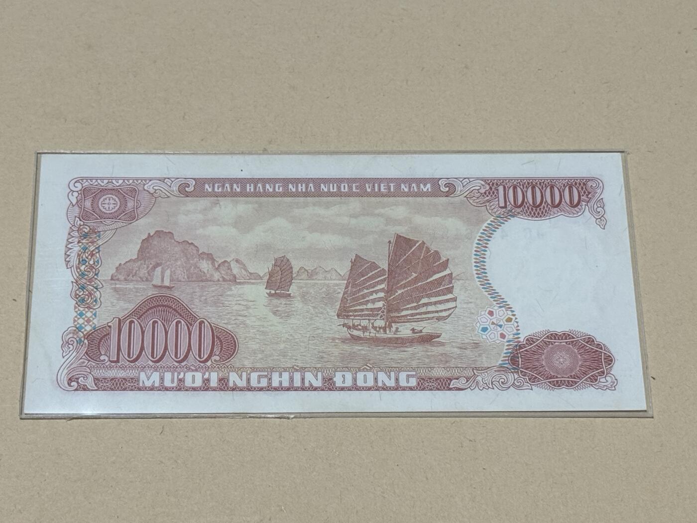 韵星假日钱币拍卖第3期 -- Rimey Holidays Coins & Banknotes Auction 3 越南社会主义共和国1988 10000盾 下龙湾 经典设计 全新未流通