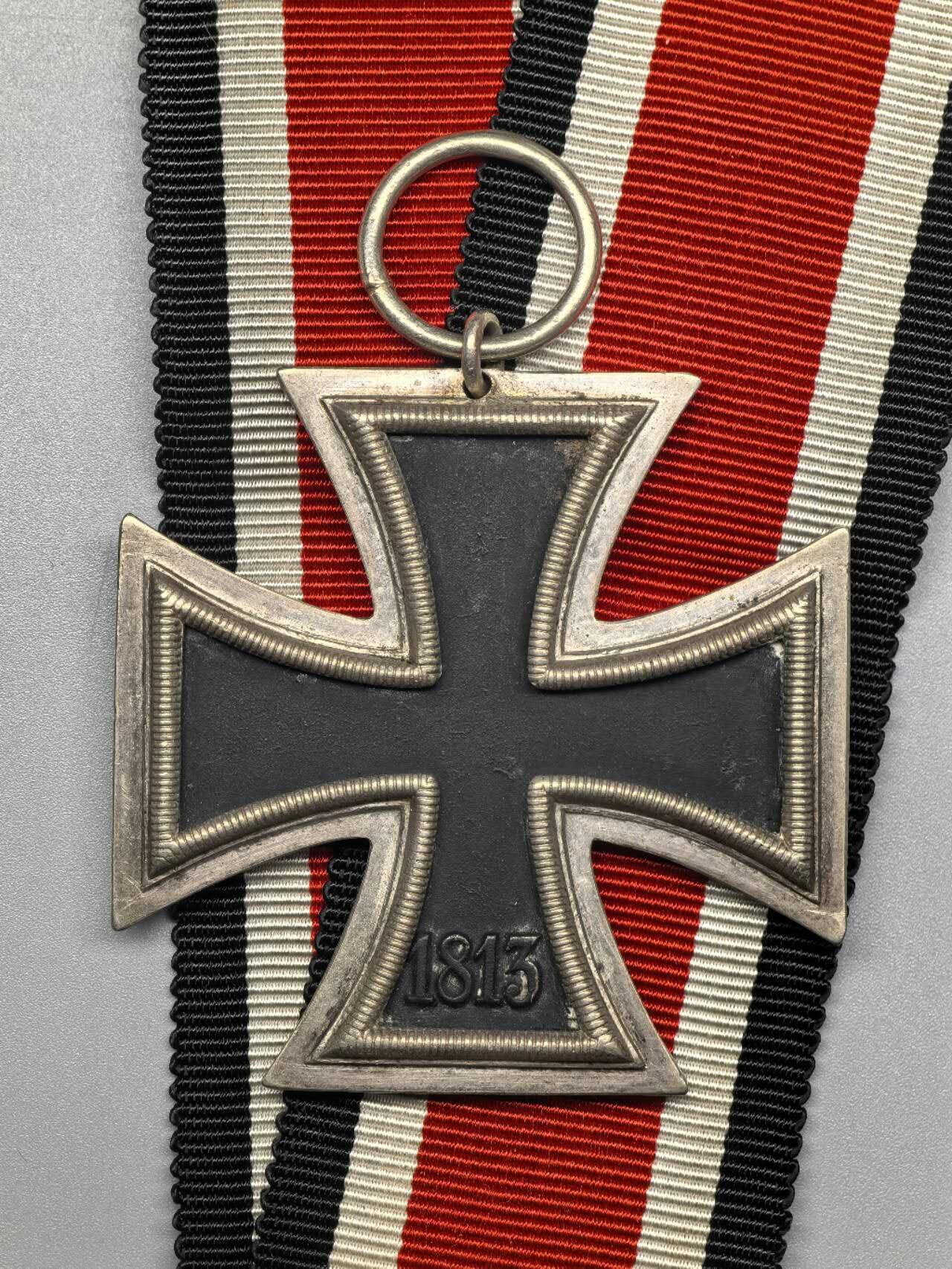 小驴勋章奖章收藏3月7日周六晚六点拍卖（珍爱和平，收藏战争，铭记历史，勿忘国耻，忠党爱国。有偿代拍，送拍规则在简介最后，参拍须阅读规则后再参拍，关系到运费包装发货时效真假辨别等关键信息，拍卖时不再发原图，看大图店主微信码在拍卖店铺介绍里） 得三EKII，环打44厂标，铁质核心黑漆小环后修，送个现代黑盒