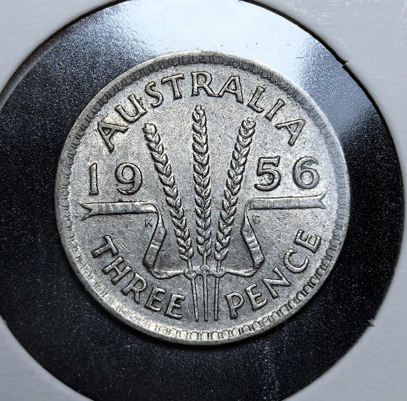 外国优质老铜币银币苏联纪念章，每周六晚九点倒数截拍，满百包邮可寄存，持续收拍 澳大利亚1956年3便士银币，属十进制改革前的英制货币，由墨尔本造币厂铸造。正面为伊丽莎白二世青年像（1955 版恢复 F・D 铭文），背面麦穗纹章象征澳洲农业，是该版别中的经典流通币。
