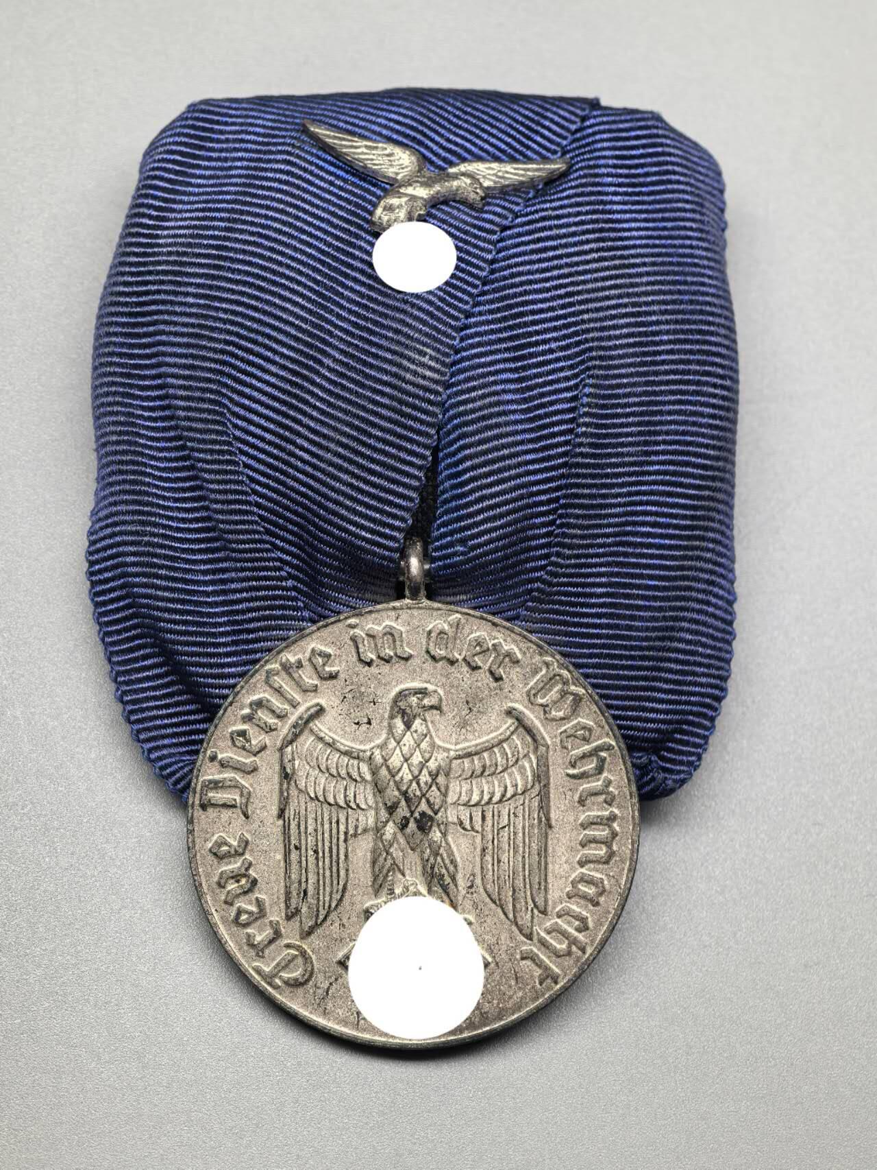 小驴勋章奖章收藏3月7日周六晚六点拍卖（珍爱和平，收藏战争，铭记历史，勿忘国耻，忠党爱国。有偿代拍，送拍规则在简介最后，参拍须阅读规则后再参拍，关系到运费包装发货时效真假辨别等关键信息，拍卖时不再发原图，看大图店主微信码在拍卖店铺介绍里） 得三空军4年长期服役奖章礼服挂样式，铜质合金镀银，好品