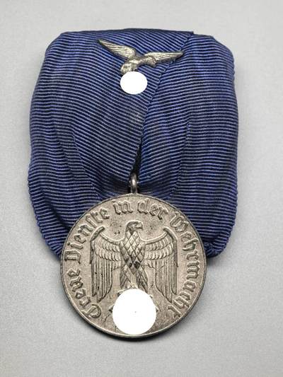 小驴勋章奖章收藏3月7日周六晚六点拍卖（珍爱和平，收藏战争，铭记历史，勿忘国耻，忠党爱国。有偿代拍，送拍规则在简介最后，参拍须阅读规则后再参拍，关系到运费包装发货时效真假辨别等关键信息，拍卖时不再发原图，看大图店主微信码在拍卖店铺介绍里） - 得三空军4年长期服役奖章礼服挂样式，铜质合金镀银，好品