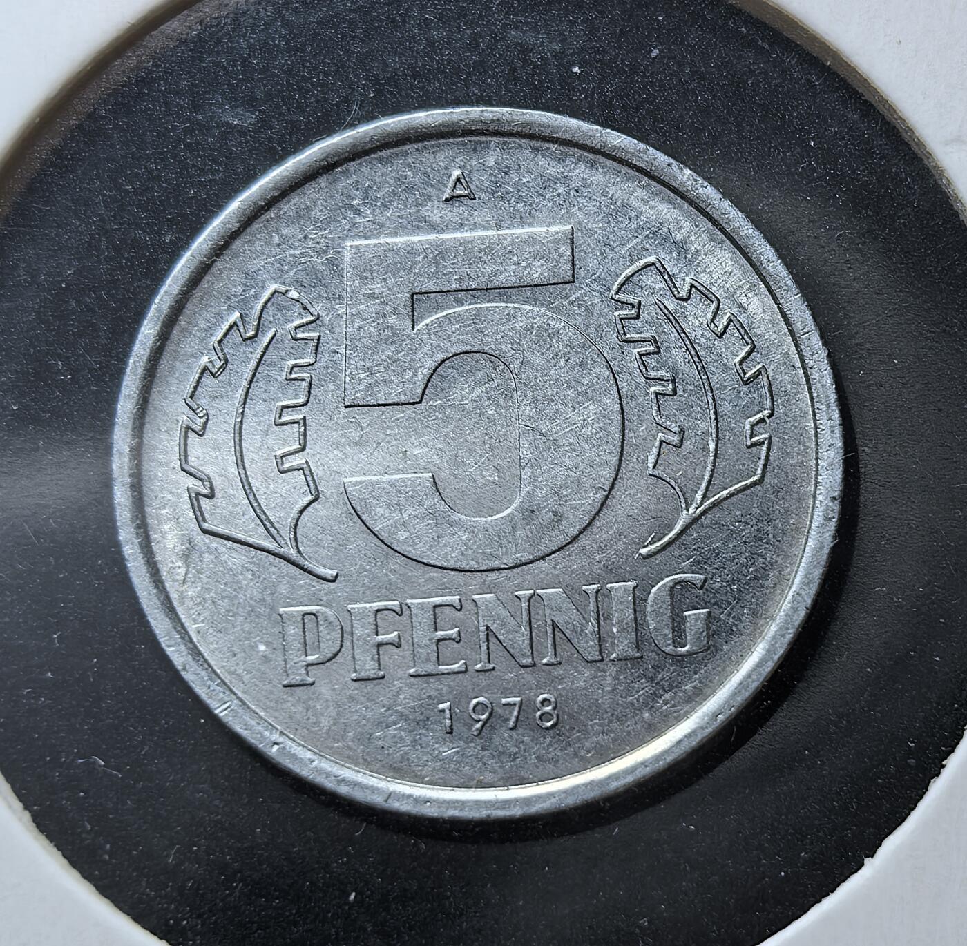 外国优质老铜币银币苏联纪念章，每周六晚九点倒数截拍，满百包邮可寄存，持续收拍 德意志民主共和国1978年5芬尼A版。国徽以锤子圆规象征工农与科技，橡树叶片代表坚韧，是冷战时期东德社会主义建设与日常流通的见证，1990 年两德统一后停止流通。