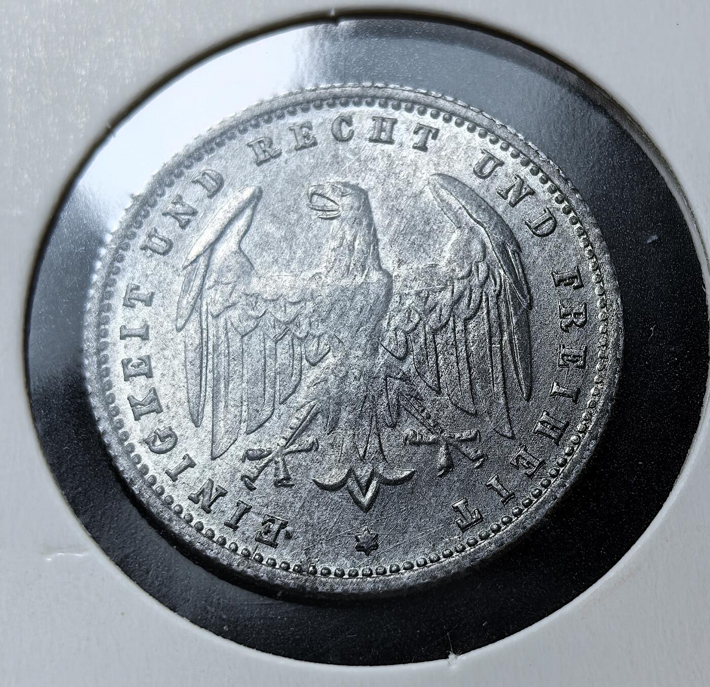 外国优质老铜币银币苏联纪念章，每周六晚九点倒数截拍，满百包邮可寄存，持续收拍 魏玛共和国1923年200马克F版，因一战后《凡尔赛和约》赔款与鲁尔危机，德国爆发恶性通胀，当局被迫发行高面额硬币。此币诞生于通胀巅峰，面值形同废纸，是魏玛经济崩溃的见证。