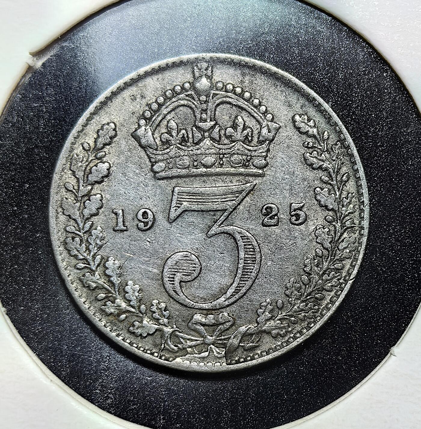 外国优质老铜币银币苏联纪念章，每周六晚九点倒数截拍，满百包邮可寄存，持续收拍 英国乔治五世1925年3便士银币1.4克500银纯银价15元，属一战后英帝国币制改革产物。见证了 20 世纪初英国君主制与货币体系的演变，是当时日常流通的小额银币。