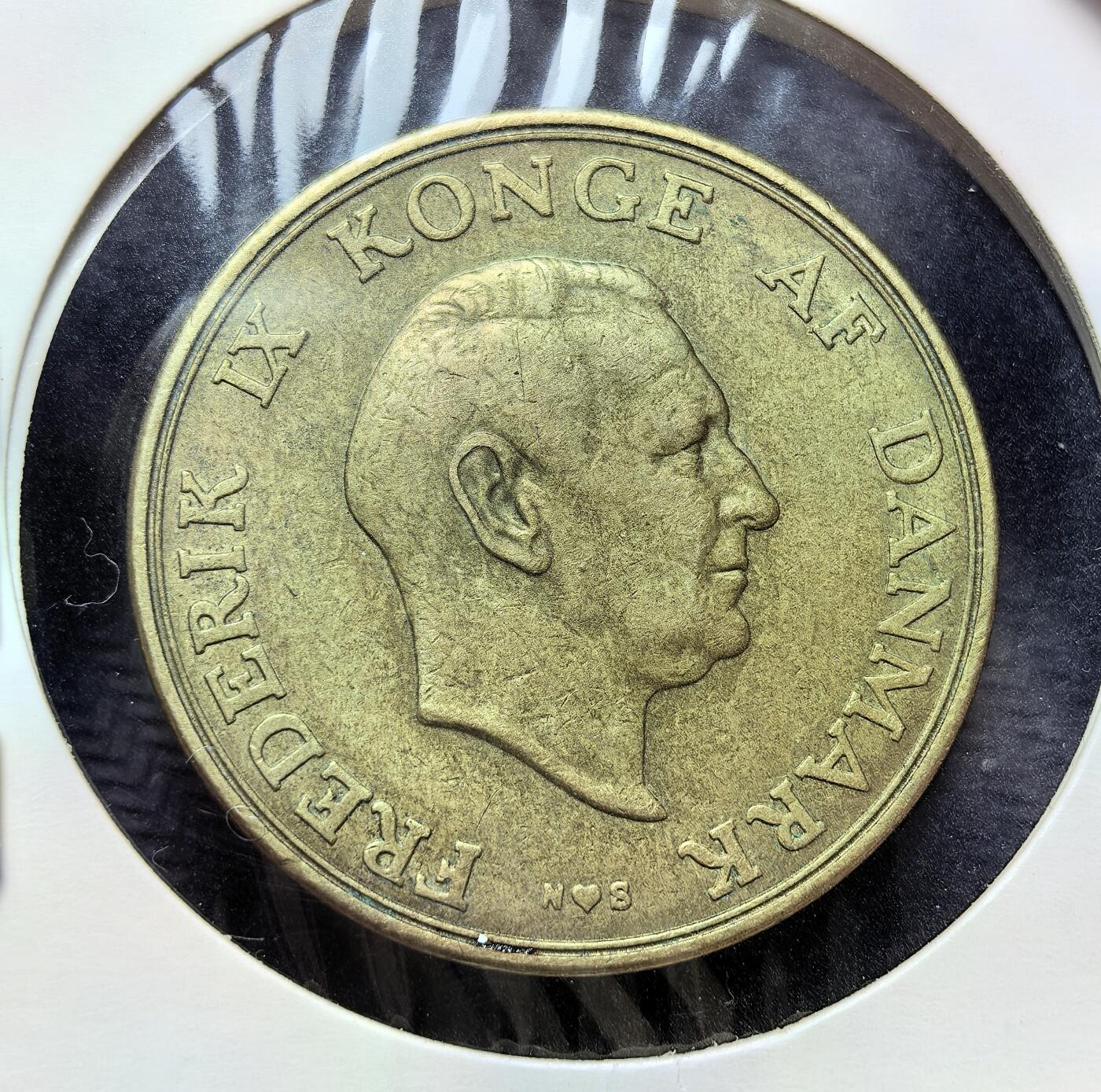 外国优质老铜币银币苏联纪念章，每周六晚九点倒数截拍，满百包邮可寄存，持续收拍 丹麦1953年2克朗流通币，属弗雷德里克九世时期（1947-1972）。正面为国王侧面像，背面是丹麦国徽与王冠，见证战后丹麦货币稳定，是王室与国家象征的经典载体。