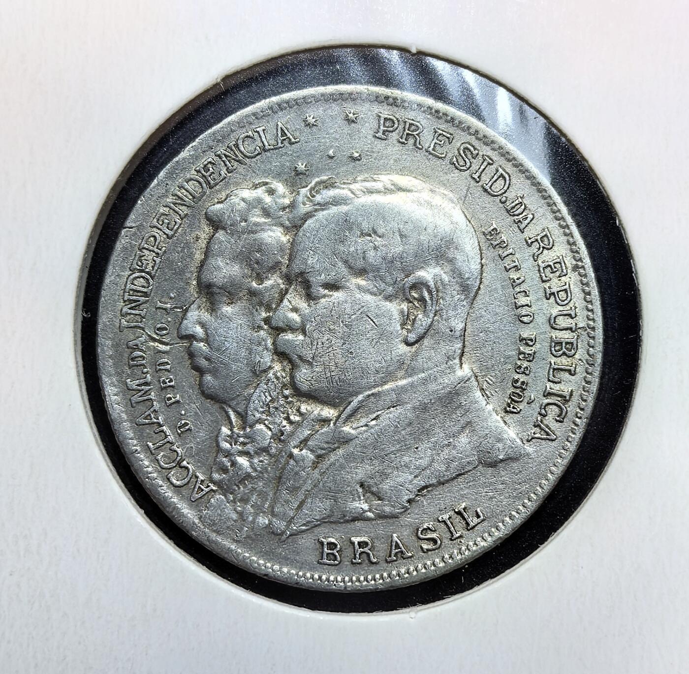 外国优质老铜币银币苏联纪念章，每周六晚九点倒数截拍，满百包邮可寄存，持续收拍 巴西1922 年独立百年2000 瑞斯纪念银币8克500银纯银价86元，为纪念 1822-1922 巴西独立一百周年发行。正面铸独立领袖佩德罗一世与时任总统佩索阿，背面并列帝国与共和国国徽，承载巴西从帝国走向共和的百年历程记忆。