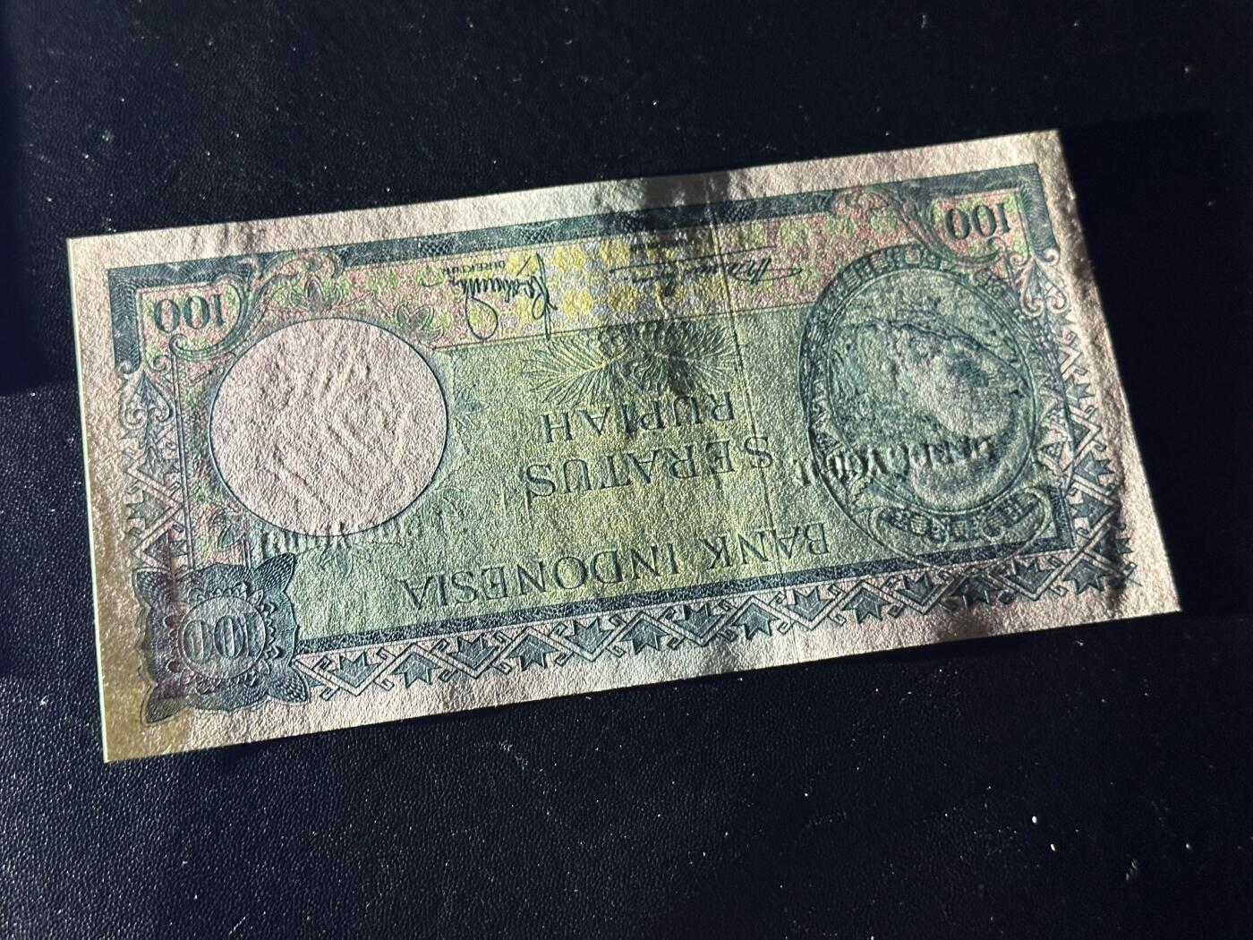 《外钞收藏家》第六百一十五期（畅拍场）（长期征集拍品、欢迎藏友们联系合作） 1957年印度尼西亚100卢比 全新边角不绝