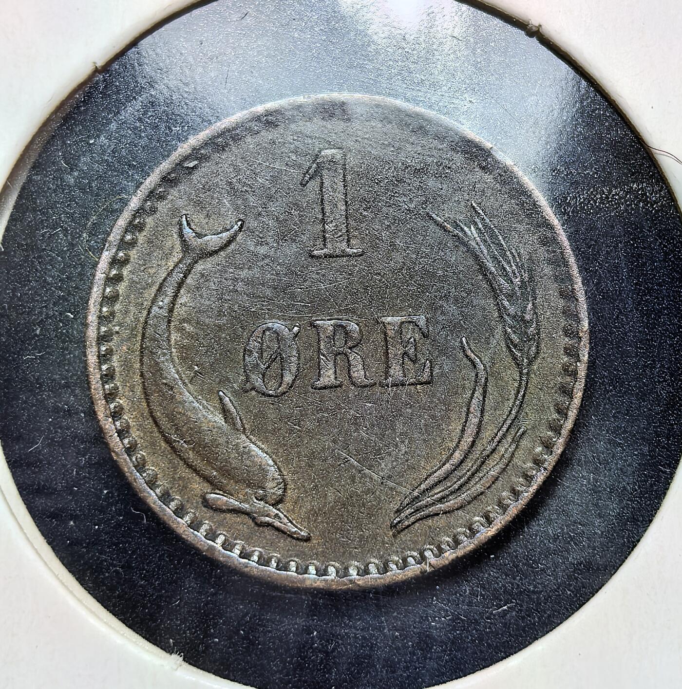 外国优质老铜币银币苏联纪念章，每周六晚九点倒数截拍，满百包邮可寄存，持续收拍 丹麦 1899 年1 欧尔青铜币，发行于克里斯蒂安九世时期（1863-1906）。正面为国王花押与王冠，背面饰海豚与麦秆，是 19 世纪末丹麦流通货币，见证北欧币制改革与君主时代风貌。