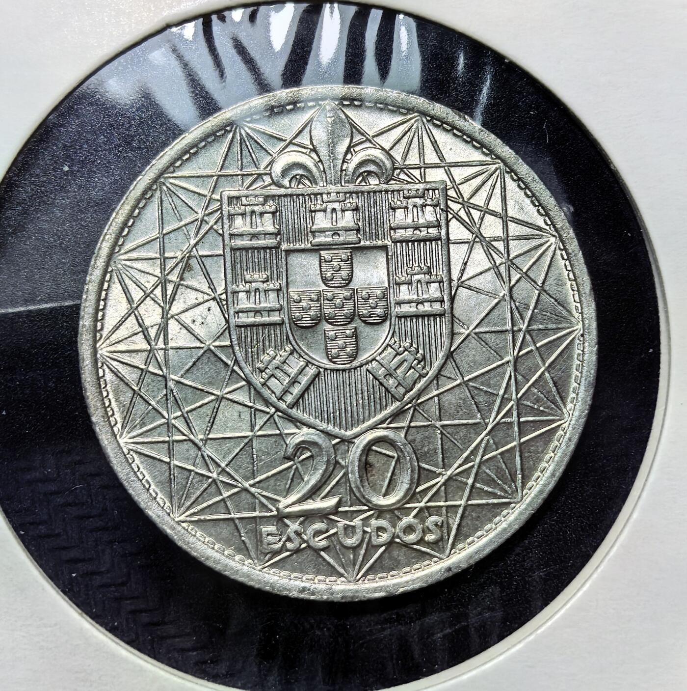 外国优质老铜币银币苏联纪念章，每周六晚九点倒数截拍，满百包邮可寄存，持续收拍 葡萄牙1966年20 埃斯库多纪念银币10克650银纯银价140元，为纪念萨拉查大桥通车而铸，币面刻大桥与里斯本风光，背面是葡萄牙国徽，见证了萨拉查政权末期的工程成就与时代变迁。
