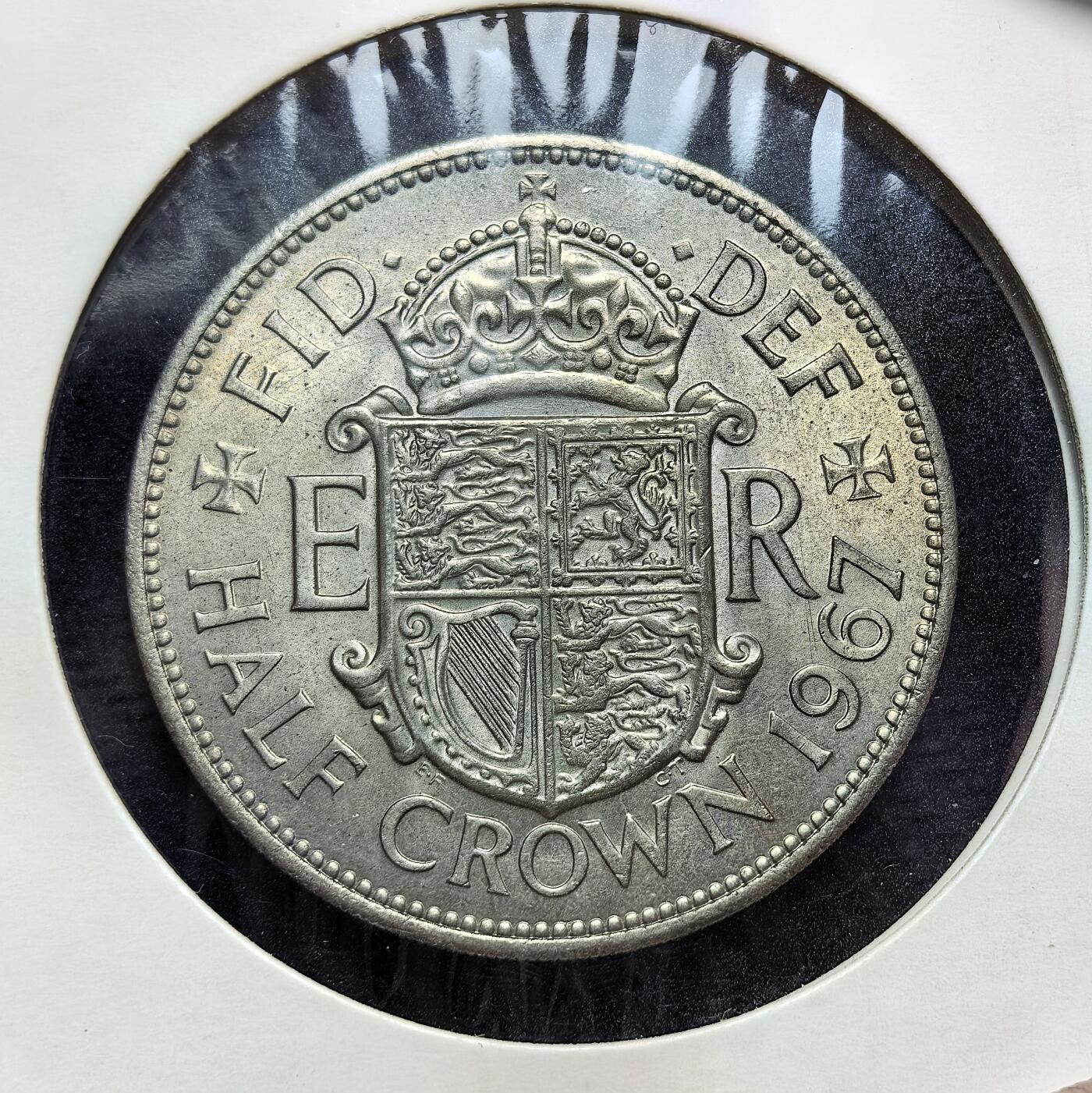 外国优质老铜币银币苏联纪念章，每周六晚九点倒数截拍，满百包邮可寄存，持续收拍 好品带光英国伊丽莎白二世1967年半克朗铜币，属女王第二版币面。彼时英国 十进制改革推进，该币为旧制最后版别之一，次年十进制货币启用后，半克朗逐渐退出流通。