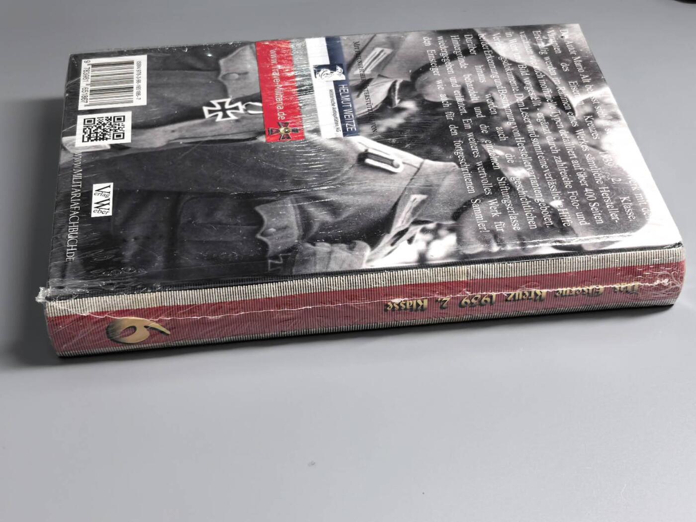 小驴勋章奖章收藏3月7日周六晚六点拍卖（珍爱和平，收藏战争，铭记历史，勿忘国耻，忠党爱国。有偿代拍，送拍规则在简介最后，参拍须阅读规则后再参拍，关系到运费包装发货时效真假辨别等关键信息，拍卖时不再发原图，看大图店主微信码在拍卖店铺介绍里） 《德国WWII二级铁十字勋章》2015版专业二级铁十字书籍，内容涵盖各厂铁十字各版本特征和纸袋实例，未拆封