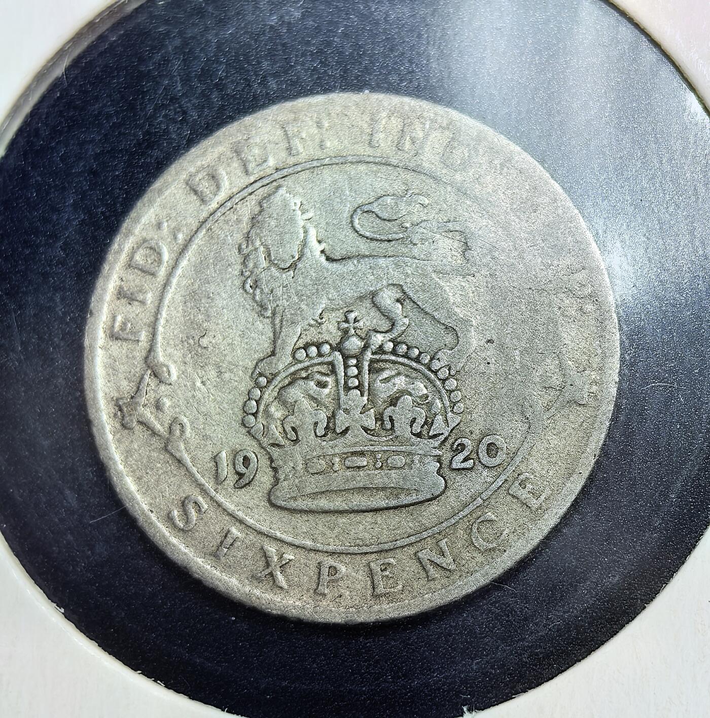 外国优质老铜币银币苏联纪念章，每周六晚九点倒数截拍，满百包邮可寄存，持续收拍 英国乔治五世1920年6便士银币2.8克500银纯银价30元，铸于一战后经济恢复期。币面铭刻乔治五世侧面像与 “狮子踏皇冠” 图案，因战时银材短缺，含银量降，曾是当时通用的小额流通币，也是英帝国时期的历史见证。