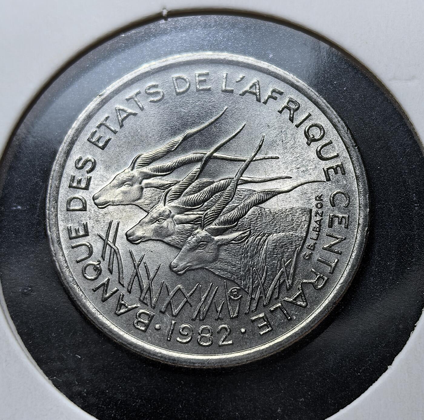 外国优质老铜币银币苏联纪念章，每周六晚九点倒数截拍，满百包邮可寄存，持续收拍 中非国家银行(乍得)1982年50中非法郎，为中部非洲六国共同货币。正面以羚羊群象征非洲草原，背面环绕香蕉、可可等热带作物，体现区域经济特色，是殖民后非洲金融合作的实物见证。