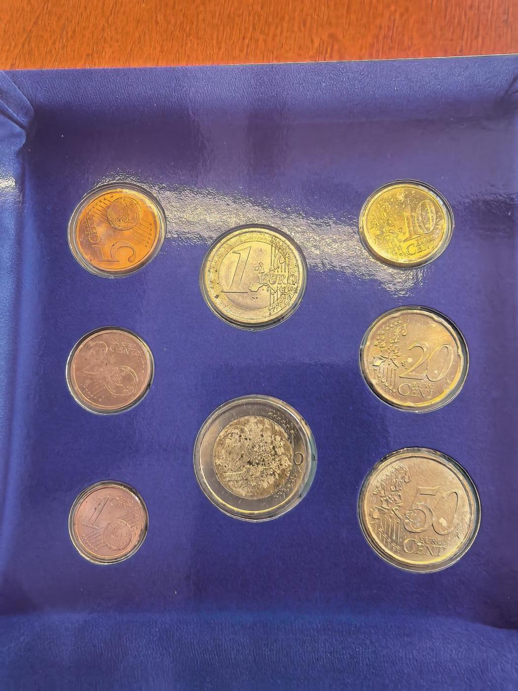 长老汇马年精选第七场拍卖 2002圣马力诺8枚套欧元，卡装，有污迹，克书275美金