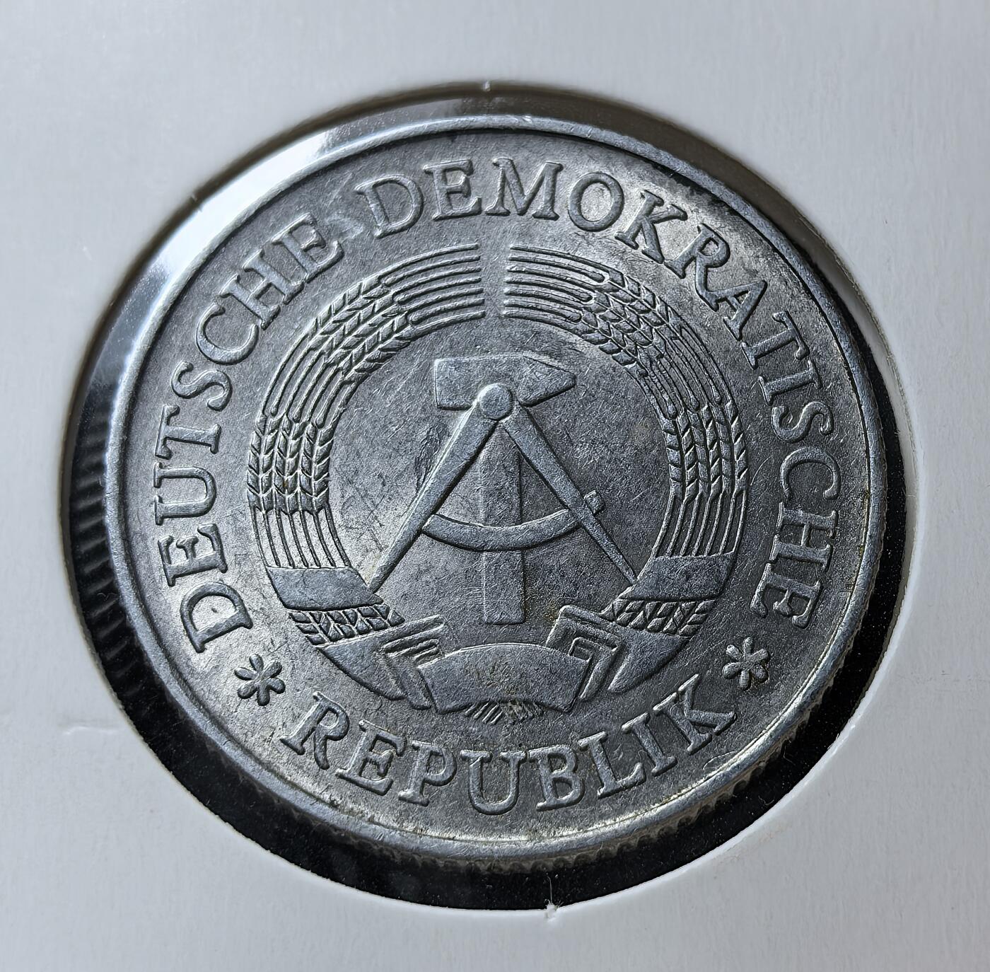 外国优质老铜币银币苏联纪念章，每周六晚九点倒数截拍，满百包邮可寄存，持续收拍 德意志民主共和国1982年2马克A版，正面为面值与橡叶纹，背面是东德国徽及麦穗环绕的国名，是冷战时期东德的流通货币，见证了德国分裂与特定历史阶段的经济体系。