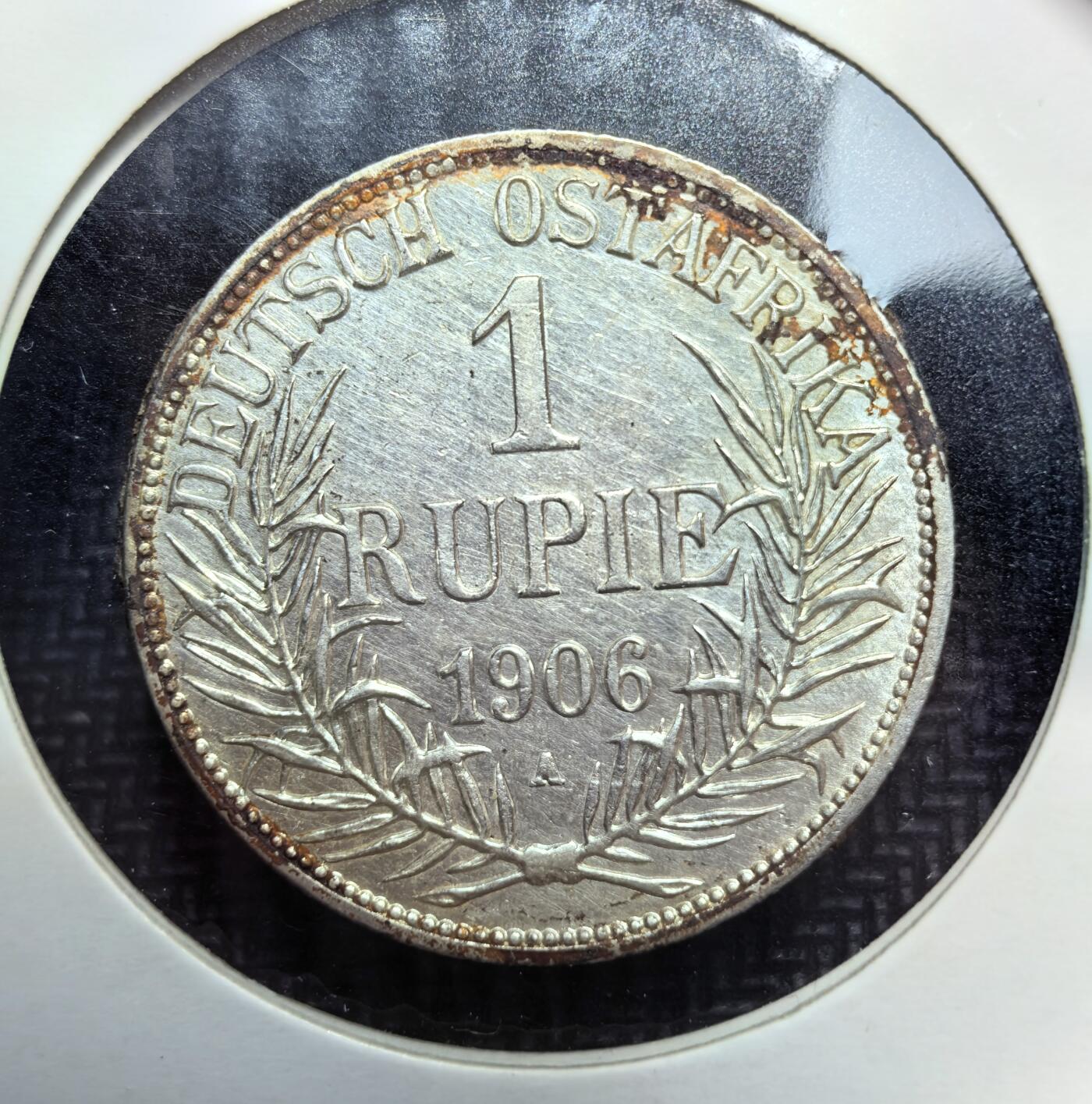 外国优质老铜币银币苏联纪念章，每周六晚九点倒数截拍，满百包邮可寄存，持续收拍 德属东非1906年1卢比银币，正面为德皇威廉二世像，背面标注 “DEUTSCH OSTAFRIKA”。它是德国殖民统治时期的货币，用于当地贸易与殖民管理，见证了德国在东非的殖民历史。