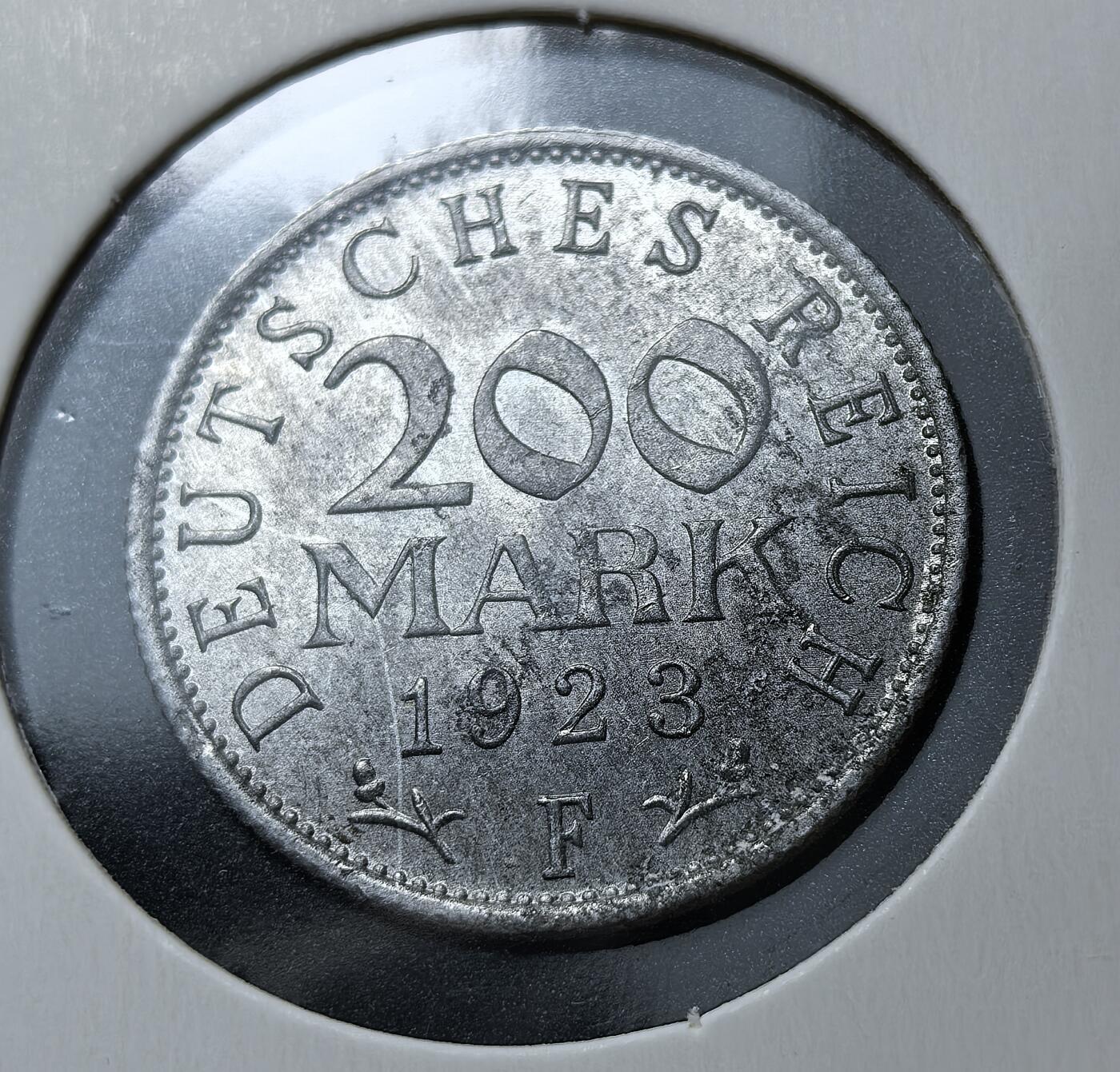 外国优质老铜币银币苏联纪念章，每周六晚九点倒数截拍，满百包邮可寄存，持续收拍 魏玛共和国1923年200马克F版，因一战后《凡尔赛和约》赔款与鲁尔危机，德国爆发恶性通胀，当局被迫发行高面额硬币。此币诞生于通胀巅峰，面值形同废纸，是魏玛经济崩溃的见证。
