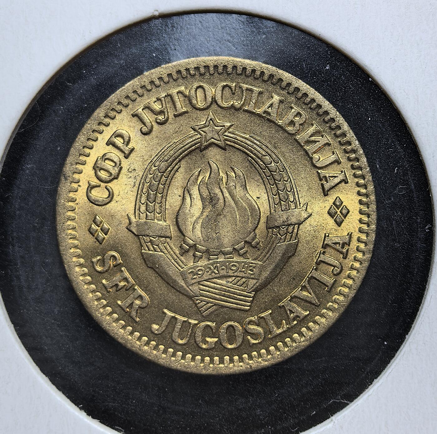 外国优质老铜币银币苏联纪念章，每周六晚九点倒数截拍，满百包邮可寄存，持续收拍 原光南斯拉夫社会主义联邦共和国1965年10帕拉。币面用塞、克、斯、马四种语言标注面值，国徽含火焰、麦穗与 1943 年建国日期，见证铁托时代南斯拉夫的多民族联邦体制与货币改革。