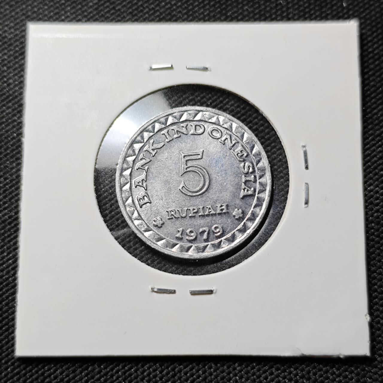 KK钱币收藏小铺   第401期 2月预留时间 周末发货  1979印度尼西亚5卢比纪念币 好品
