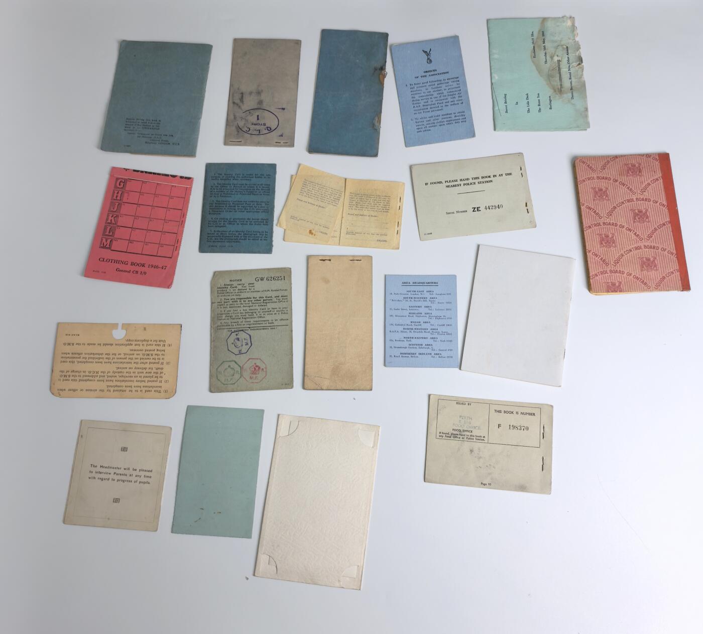 小驴勋章奖章收藏3月7日周六晚六点拍卖（珍爱和平，收藏战争，铭记历史，勿忘国耻，忠党爱国。有偿代拍，送拍规则在简介最后，参拍须阅读规则后再参拍，关系到运费包装发货时效真假辨别等关键信息，拍卖时不再发原图，看大图店主微信码在拍卖店铺介绍里）