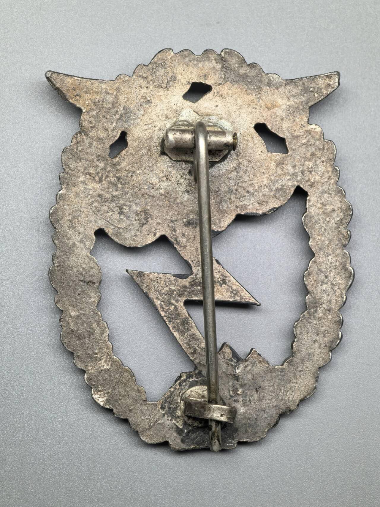 小驴勋章奖章收藏3月7日周六晚六点拍卖（珍爱和平，收藏战争，铭记历史，勿忘国耻，忠党爱国。有偿代拍，送拍规则在简介最后，参拍须阅读规则后再参拍，关系到运费包装发货时效真假辨别等关键信息，拍卖时不再发原图，看大图店主微信码在拍卖店铺介绍里） 工艺品 空军对地攻击奖章 非原品