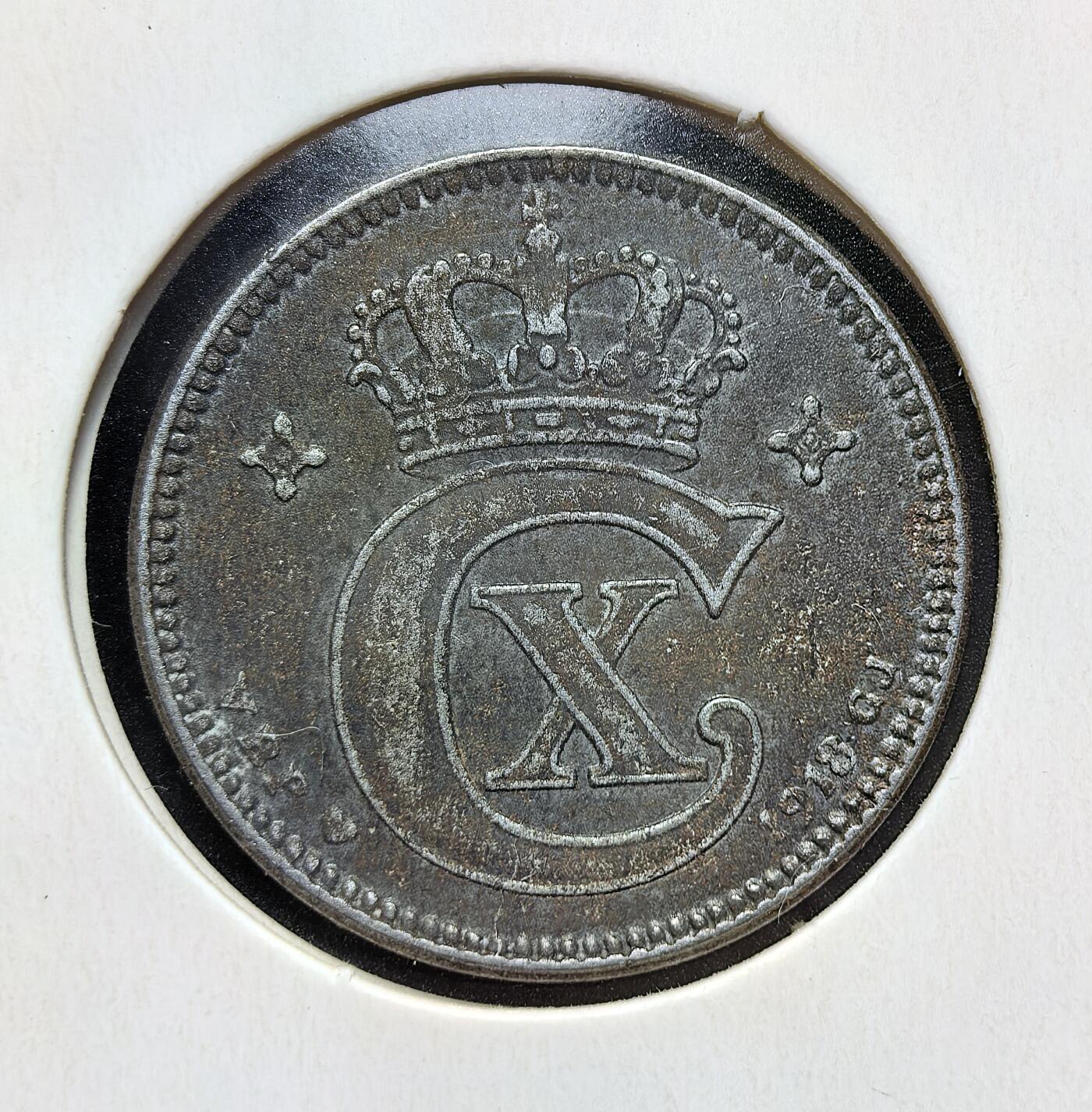 外国优质老铜币银币苏联纪念章，每周六晚九点倒数截拍，满百包邮可寄存，持续收拍 丹麦1918年2欧尔铁币，属克里斯蒂安十世时期。一战中丹麦中立但铜料匮乏，改铸铁币应急，此币是战时物资短缺、货币材质替代的实物见证，反映了丹麦一战时期的经济困境