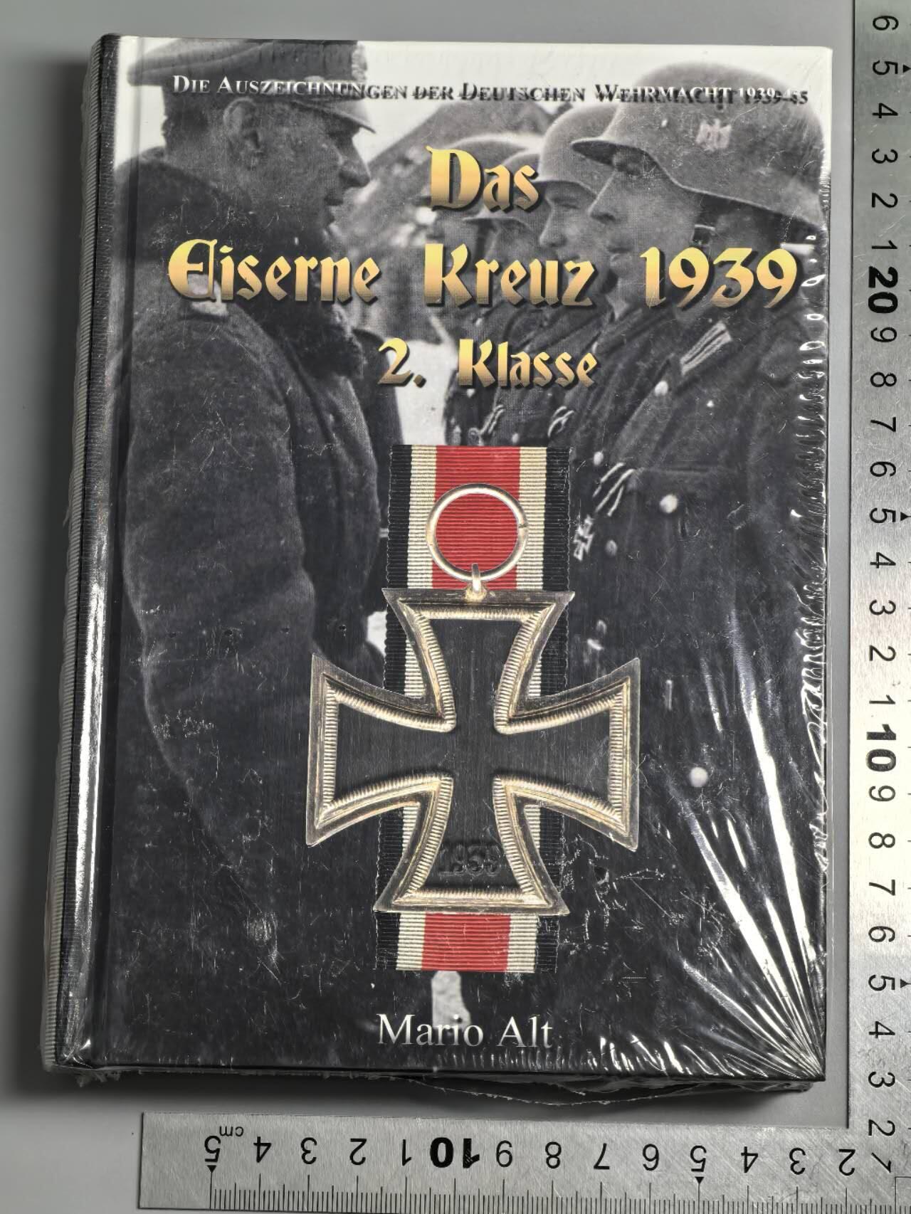 小驴勋章奖章收藏3月7日周六晚六点拍卖（珍爱和平，收藏战争，铭记历史，勿忘国耻，忠党爱国。有偿代拍，送拍规则在简介最后，参拍须阅读规则后再参拍，关系到运费包装发货时效真假辨别等关键信息，拍卖时不再发原图，看大图店主微信码在拍卖店铺介绍里） 《德国WWII二级铁十字勋章》2015版专业二级铁十字书籍，内容涵盖各厂铁十字各版本特征和纸袋实例，未拆封