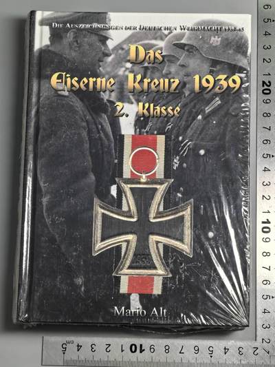 小驴勋章奖章收藏3月7日周六晚六点拍卖（珍爱和平，收藏战争，铭记历史，勿忘国耻，忠党爱国。有偿代拍，送拍规则在简介最后，参拍须阅读规则后再参拍，关系到运费包装发货时效真假辨别等关键信息，拍卖时不再发原图，看大图店主微信码在拍卖店铺介绍里） - 《德国WWII二级铁十字勋章》2015版专业二级铁十字书籍，内容涵盖各厂铁十字各版本特征和纸袋实例，未拆封