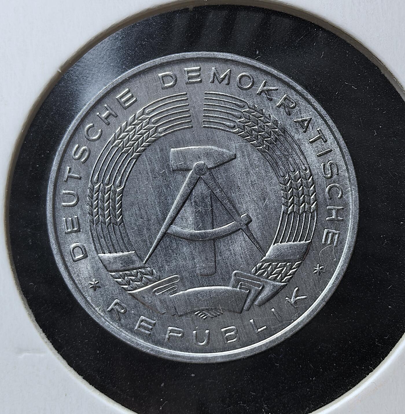 外国优质老铜币银币苏联纪念章，每周六晚九点倒数截拍，满百包邮可寄存，持续收拍 德意志民主共和国1979年10芬尼A版。国徽以锤子圆规象征工农与科技，橡树叶片代表坚韧，是冷战时期东德社会主义建设与日常流通的见证，1990 年两德统一后停止流通。