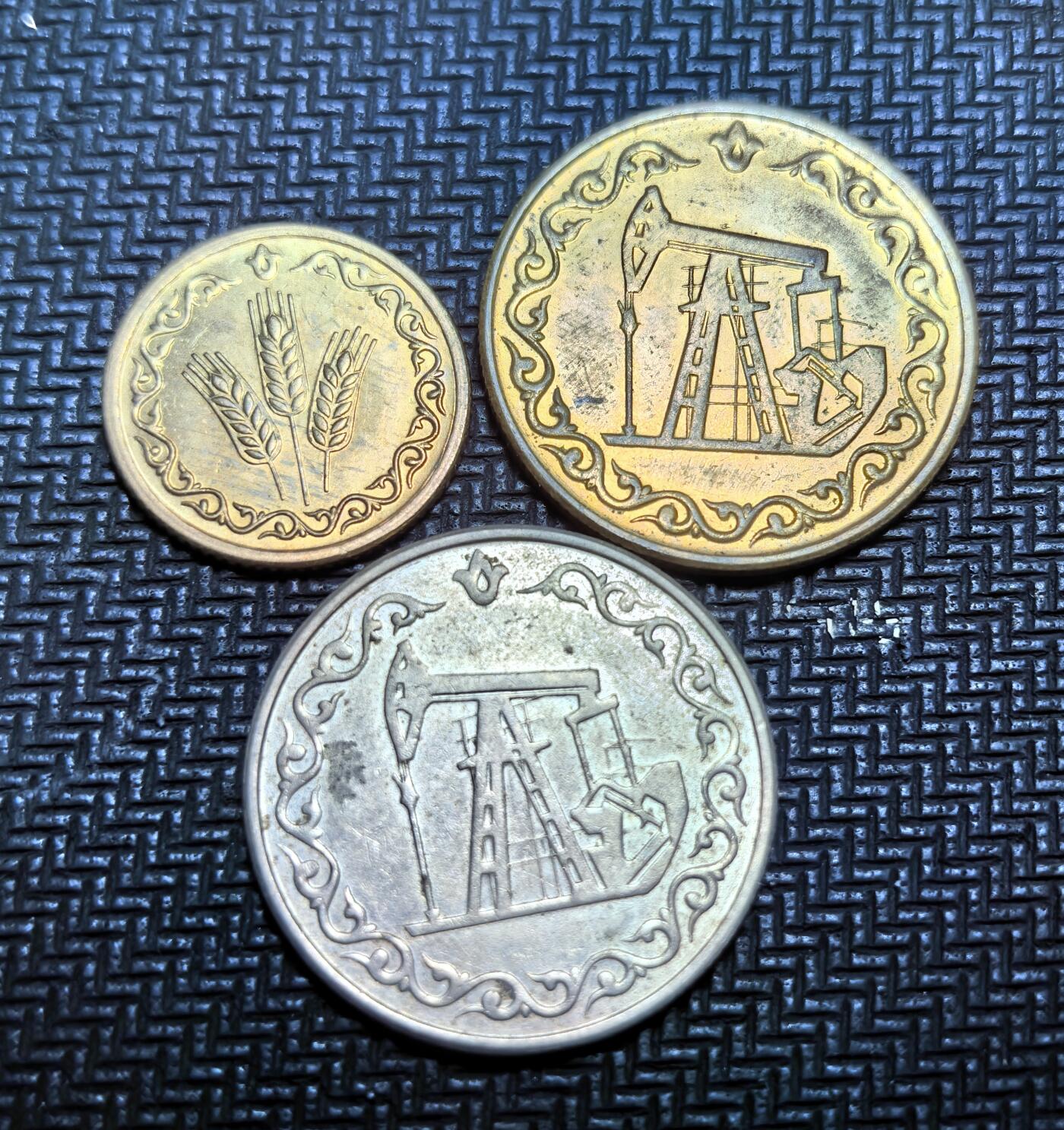 外国优质老铜币银币苏联纪念章，每周六晚九点倒数截拍，满百包邮可寄存，持续收拍 鞑靼斯坦共和国1993年油田3枚。苏联解体后，鞑靼斯坦为应对经济危机、缓解卢布短缺，发行了这套代币，图案分别为麦穗、油井和喀山克里姆林宫，象征农业、能源与文化，后被俄罗斯联邦统一货币取代。