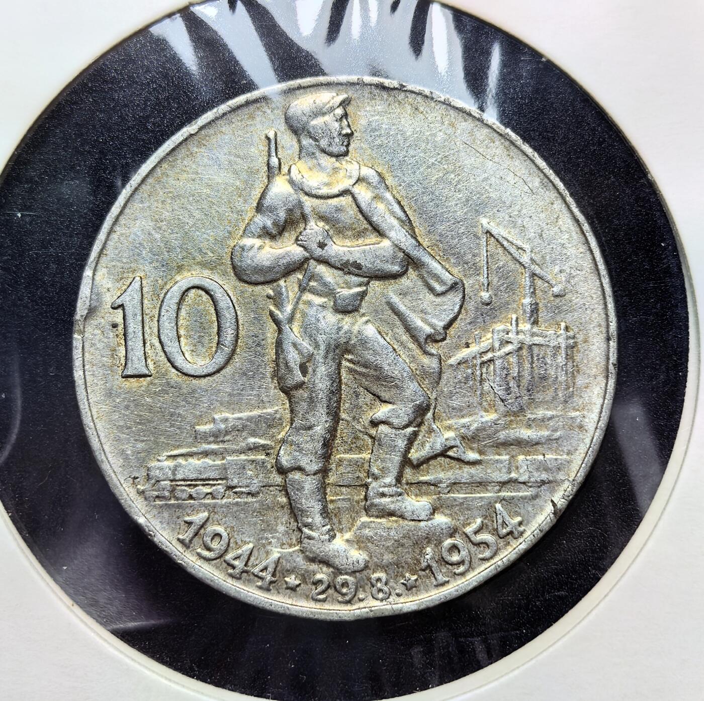 外国优质老铜币银币苏联纪念章，每周六晚九点倒数截拍，满百包邮可寄存，持续收拍 捷克斯洛伐克1954 年10克朗纪念银币12克500银纯银价129元，为纪念1944 年 8 月 29 日斯洛伐克民族起义十周年而铸。币面刻有起义战士形象与建设场景，背面为捷克斯洛伐克国徽，见证了反法西斯斗争与战后重建的历史。