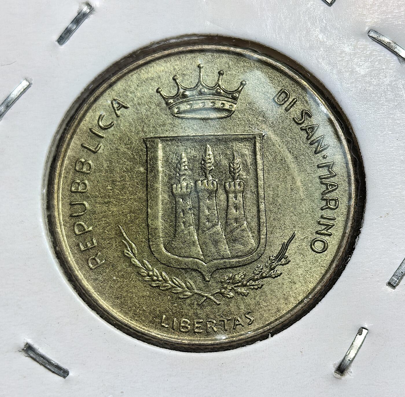 外国优质老铜币银币苏联纪念章，每周六晚九点倒数截拍，满百包邮可寄存，持续收拍 圣马力诺1983年反战200里拉纪念币，属于圣马力诺里拉体系，与意大利里拉挂钩，2002 年被欧元取代。币面图案为 “核威胁” 主题，呼吁和平，是该国年度更换设计的流通纪念币之一。