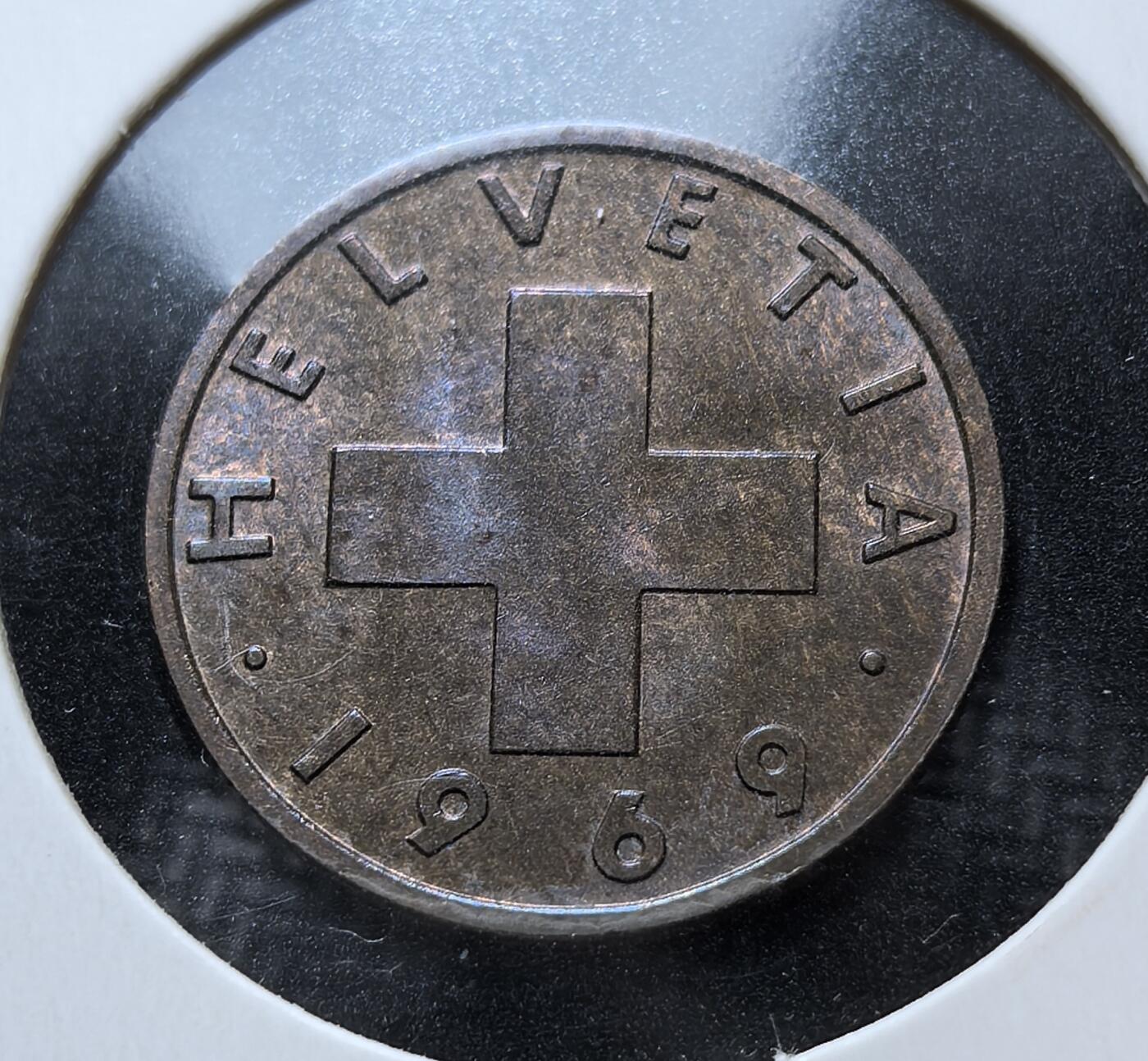 外国优质老铜币银币苏联纪念章，每周六晚九点倒数截拍，满百包邮可寄存，持续收拍 瑞士1969年2生丁，正面为瑞士十字与国名 “HELVETIA”，背面麦穗镰刀象征农业。1978 年停止流通，是瑞士联邦货币体系中早期小额辅币，见证了瑞郎币制演变。