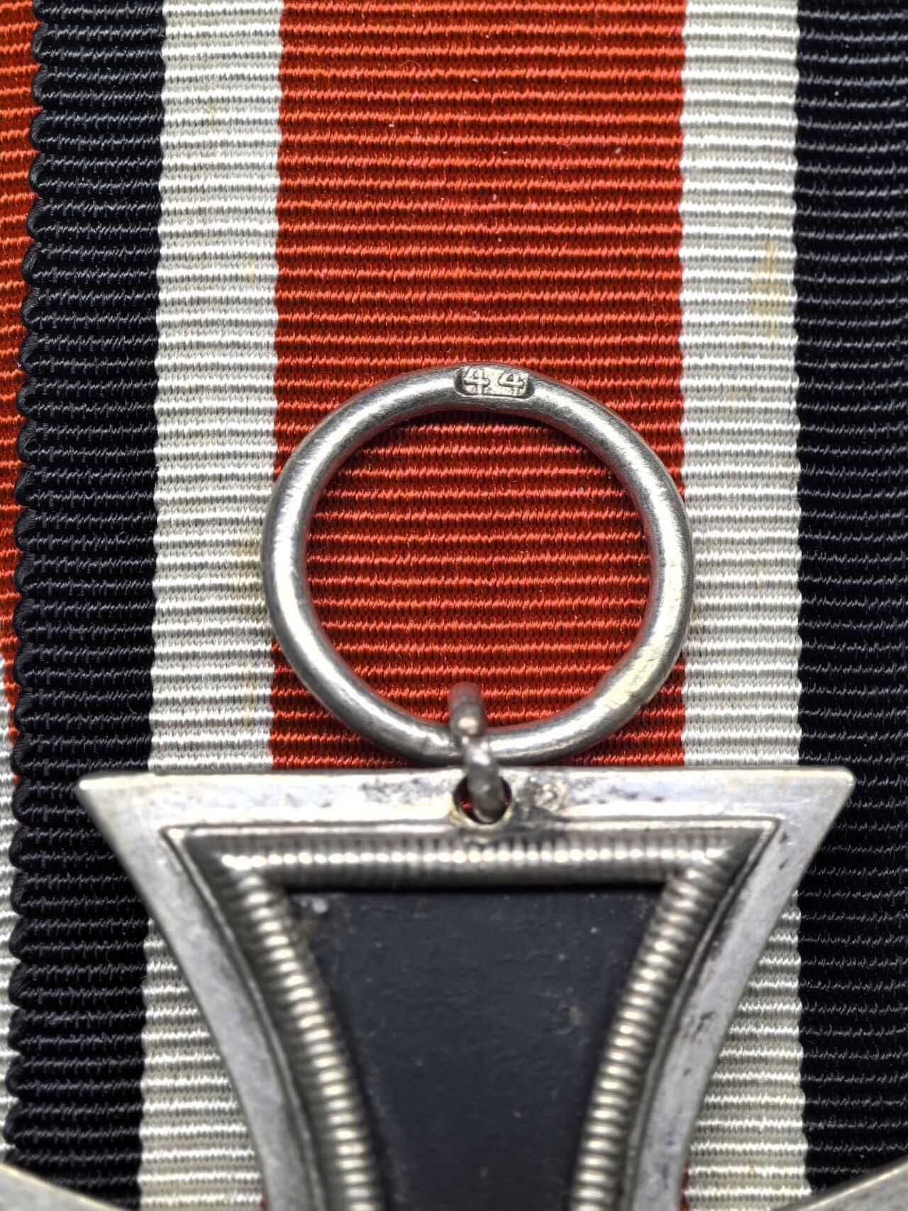 小驴勋章奖章收藏3月7日周六晚六点拍卖（珍爱和平，收藏战争，铭记历史，勿忘国耻，忠党爱国。有偿代拍，送拍规则在简介最后，参拍须阅读规则后再参拍，关系到运费包装发货时效真假辨别等关键信息，拍卖时不再发原图，看大图店主微信码在拍卖店铺介绍里） 得三EKII，环打44厂标，铁质核心黑漆小环后修，送个现代黑盒