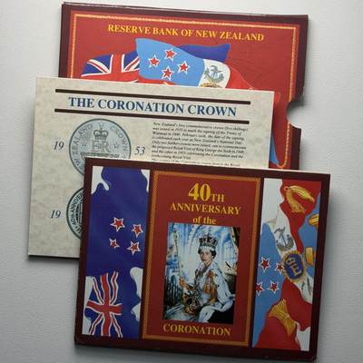 ＜星葵🌻钱币社＞硬币场·第71期·3月10日发货 - 新西兰1993年女王加冕40周年卡装5元克朗型纪念币