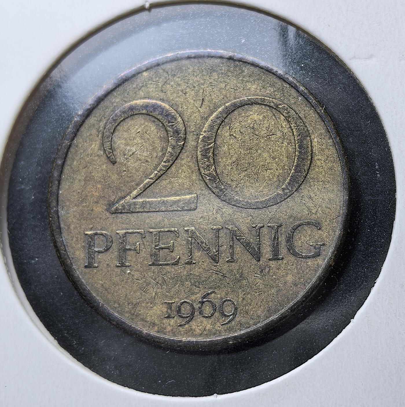 外国优质老铜币银币苏联纪念章，每周六晚九点倒数截拍，满百包邮可寄存，持续收拍 民主德国1969年20芬尼流通币，币面铸有东德国徽与麦穗环绕图案，见证冷战时期德国分裂历史，1990 年两德统一后随东德货币退出流通。