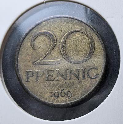 外国优质老铜币银币苏联纪念章，每周六晚九点倒数截拍，满百包邮可寄存，持续收拍 - 民主德国1969年20芬尼流通币，币面铸有东德国徽与麦穗环绕图案，见证冷战时期德国分裂历史，1990 年两德统一后随东德货币退出流通。