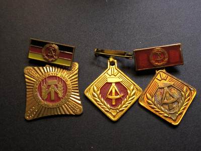 （不断上新中，开春初拍流量差 欢迎转发有佣金红包）云宸嘉赏-勋臻精藏⭐️年后精品专拍场次🎖 - 民主德国劳动荣誉奖章一组