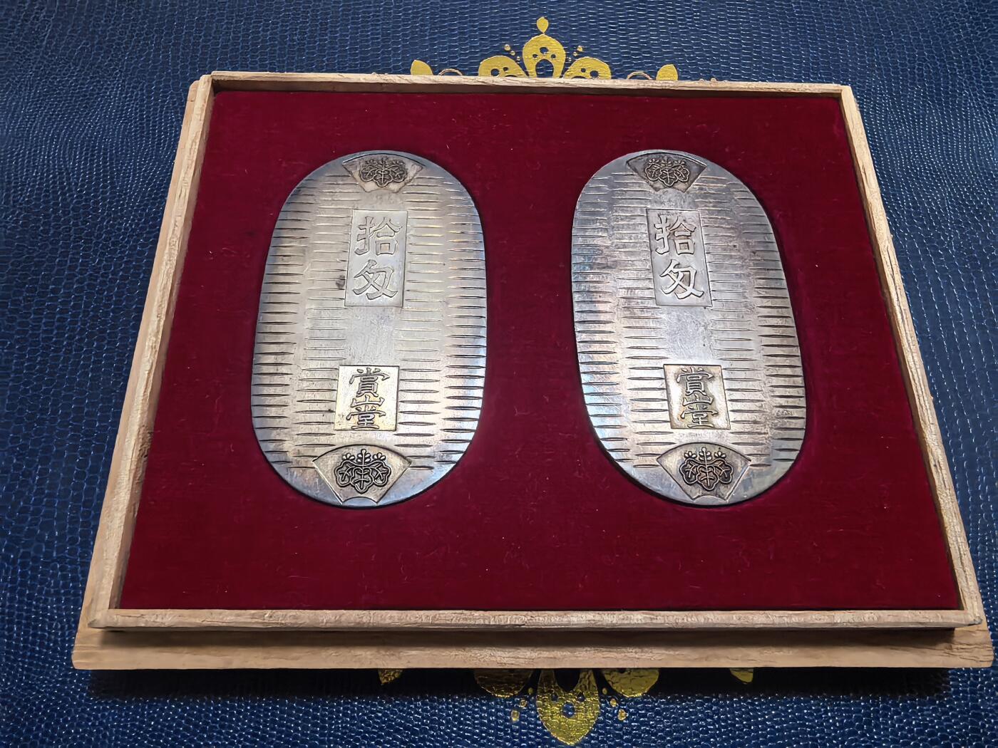 长老汇马年精选第七场拍卖 日本纯银小判2枚，75.73克，原盒