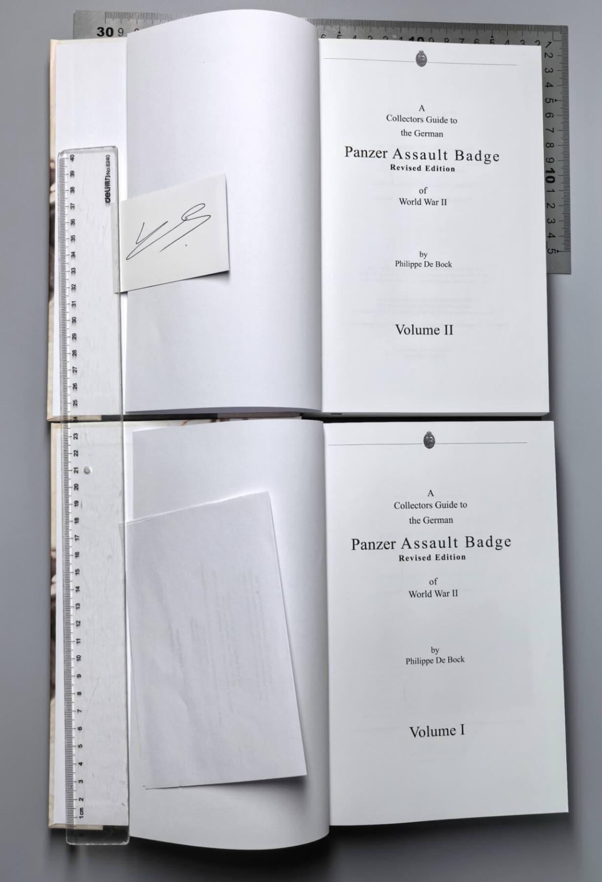 小驴勋章奖章收藏3月7日周六晚六点拍卖（珍爱和平，收藏战争，铭记历史，勿忘国耻，忠党爱国。有偿代拍，送拍规则在简介最后，参拍须阅读规则后再参拍，关系到运费包装发货时效真假辨别等关键信息，拍卖时不再发原图，看大图店主微信码在拍卖店铺介绍里） 《二战德国坦克突击奖章》上下册，世界最顶尖坦克突击奖章专家PHILIPPE先生作品，2021年修订本，新增PHILIPPE先生十几年的研究成果，增加了200页，书页数达到1100页，作者亲签扉页和名片，（3公斤重，完整运回国费用很高），非常专业的书看完记住就可以成为坦克突击奖章专家了