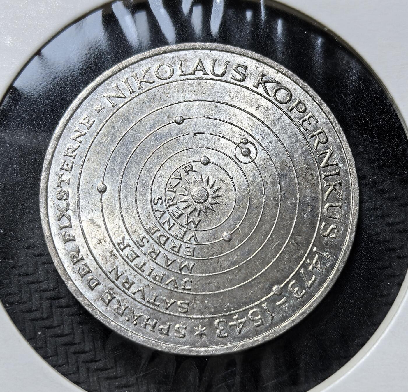 外国优质老铜币银币苏联纪念章，每周六晚九点倒数截拍，满百包邮可寄存，持续收拍 联邦德国1973年5马克纪念银币11.2克625银纯银价150元，为纪念天文学家哥白尼诞辰 500 周年而铸。币面刻有其日心说宇宙体系图，展现太阳居中、行星环绕的模型，是西德纪念科学成就的代表性币种。