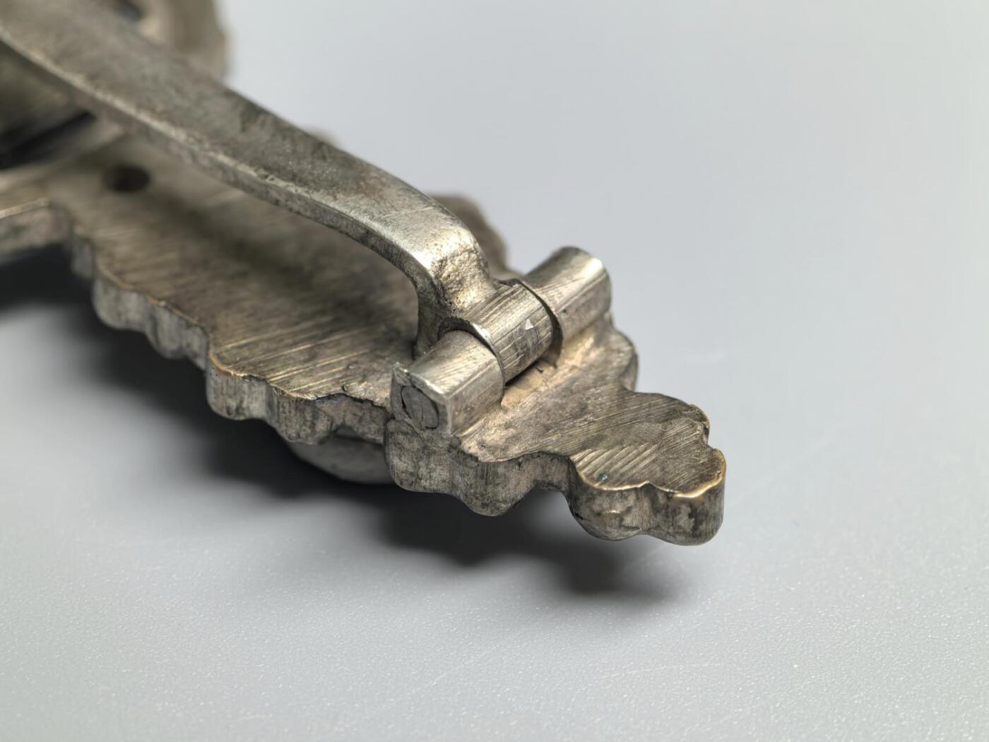 小驴勋章奖章收藏3月7日周六晚六点拍卖（珍爱和平，收藏战争，铭记历史，勿忘国耻，忠党爱国。有偿代拍，送拍规则在简介最后，参拍须阅读规则后再参拍，关系到运费包装发货时效真假辨别等关键信息，拍卖时不再发原图，看大图店主微信码在拍卖店铺介绍里） 得三银级空军重型、中型和俯冲轰炸机勋饰，铜合金镀银，万字符号后焊（原来万字被磨掉了）